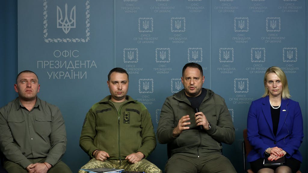 Kyrylo Budanow, Chef der Hauptabteilung Nachrichtendienst des ukrainischen Verteidigungsministeriums (2.v.l.) bei einer PK im September 2022.