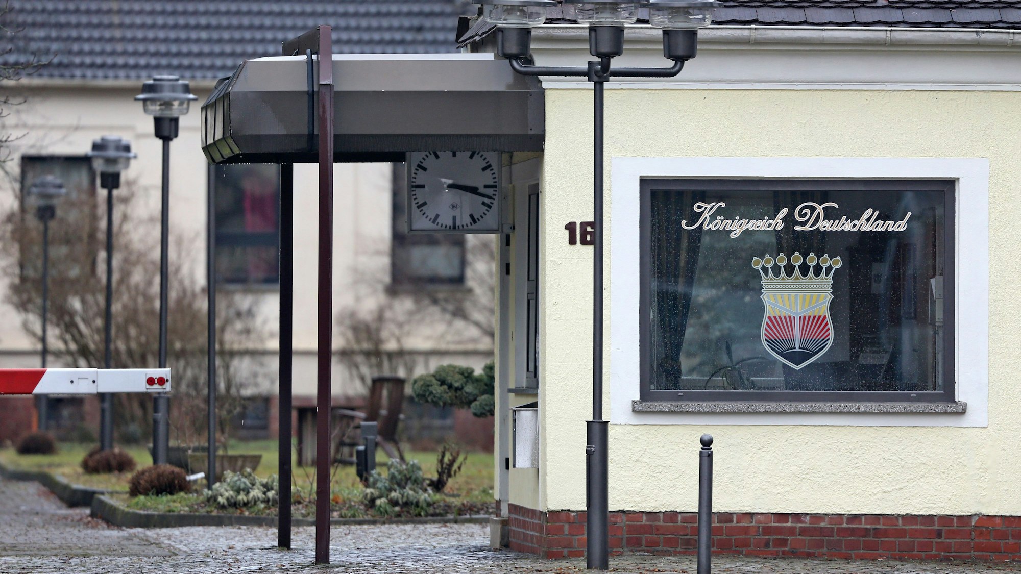 Sachsen-Anhalt, Wittenberg: Das Logo des «Königreich Deutschland» prangt am Fenster eines Pförtnerhauses.