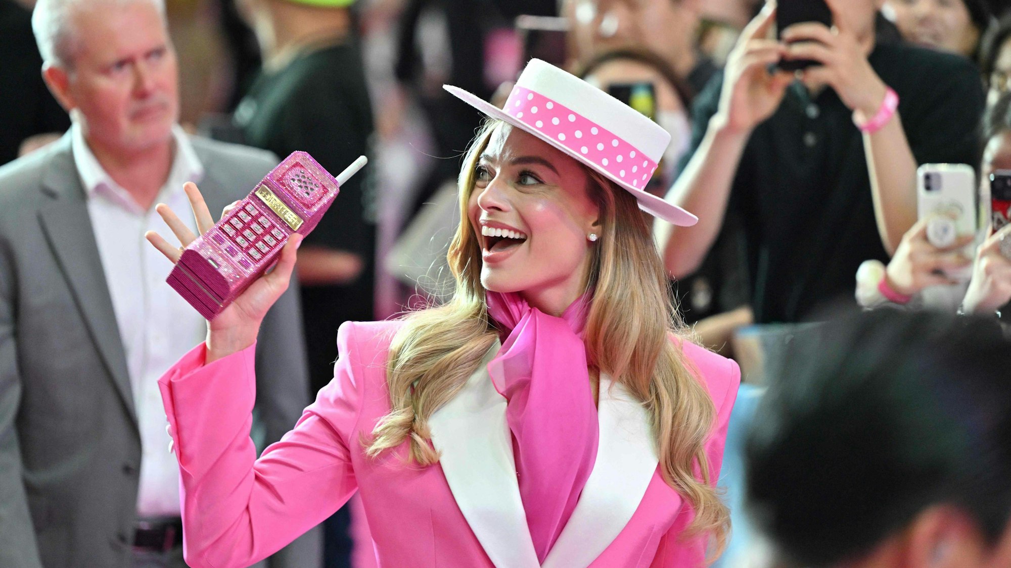 Margot Robbie trifft Fans während einer Veranstaltung auf dem rosa Teppich, um ihren neuen Film „Barbie“ zu promoten.