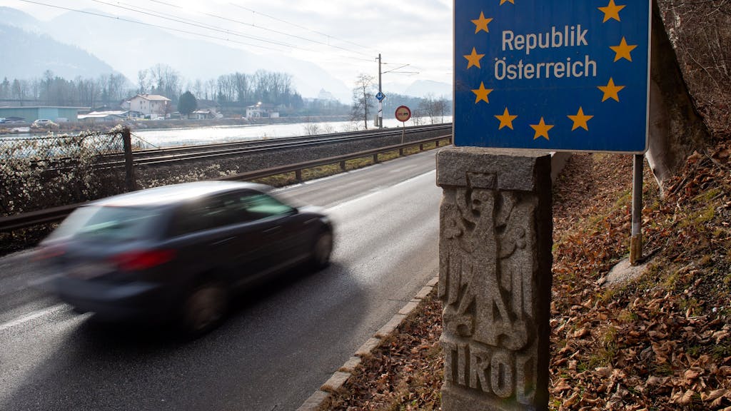 Ein Auto fährt über die Grenze nach Österreich.