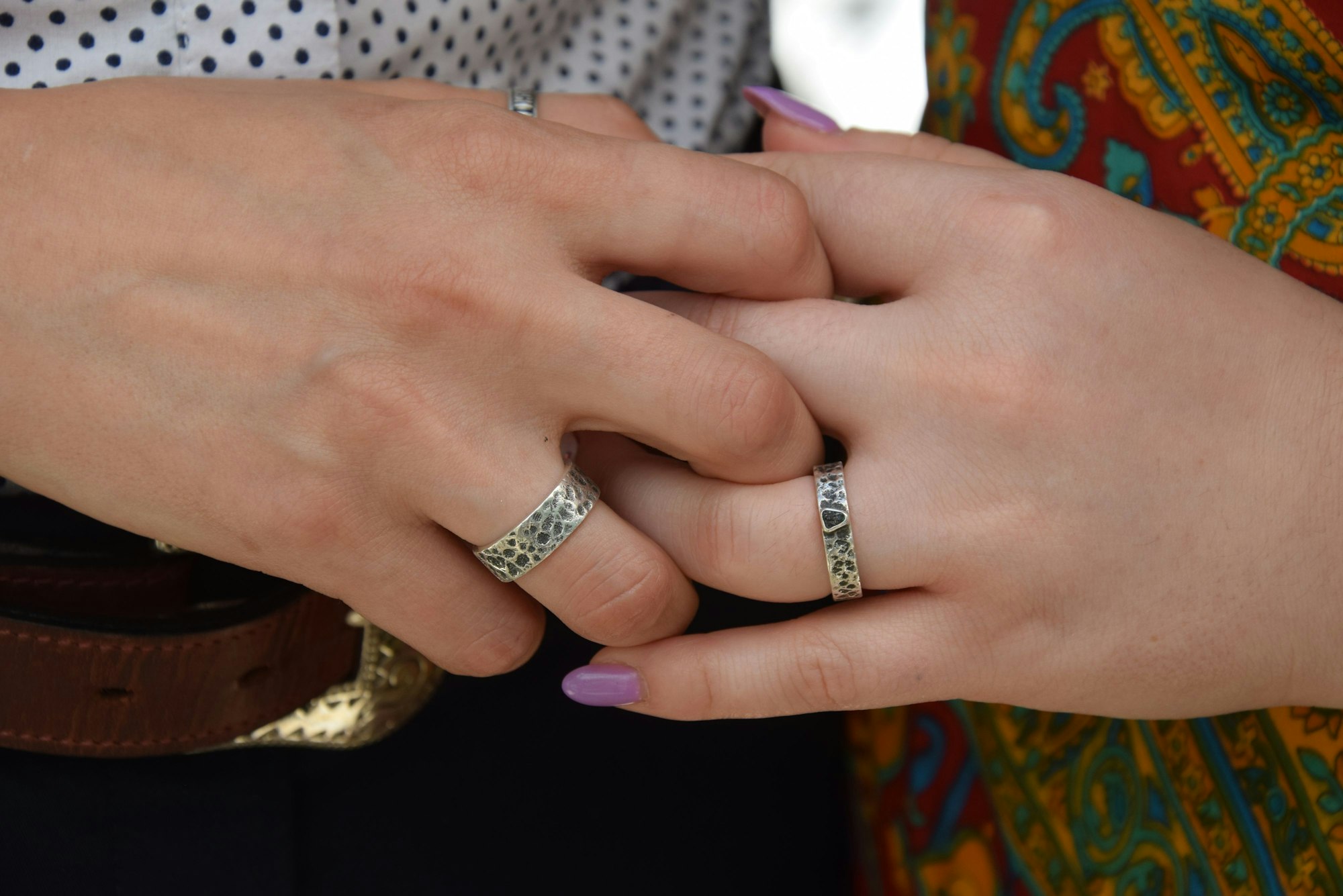 Adina Lupus und Valeria Gavrilăs Hände sind verschlungen. Sie zeigen ihre Eheringe. Lupus trägt ihn an der rechten Hand, Gavrilă an der linken.