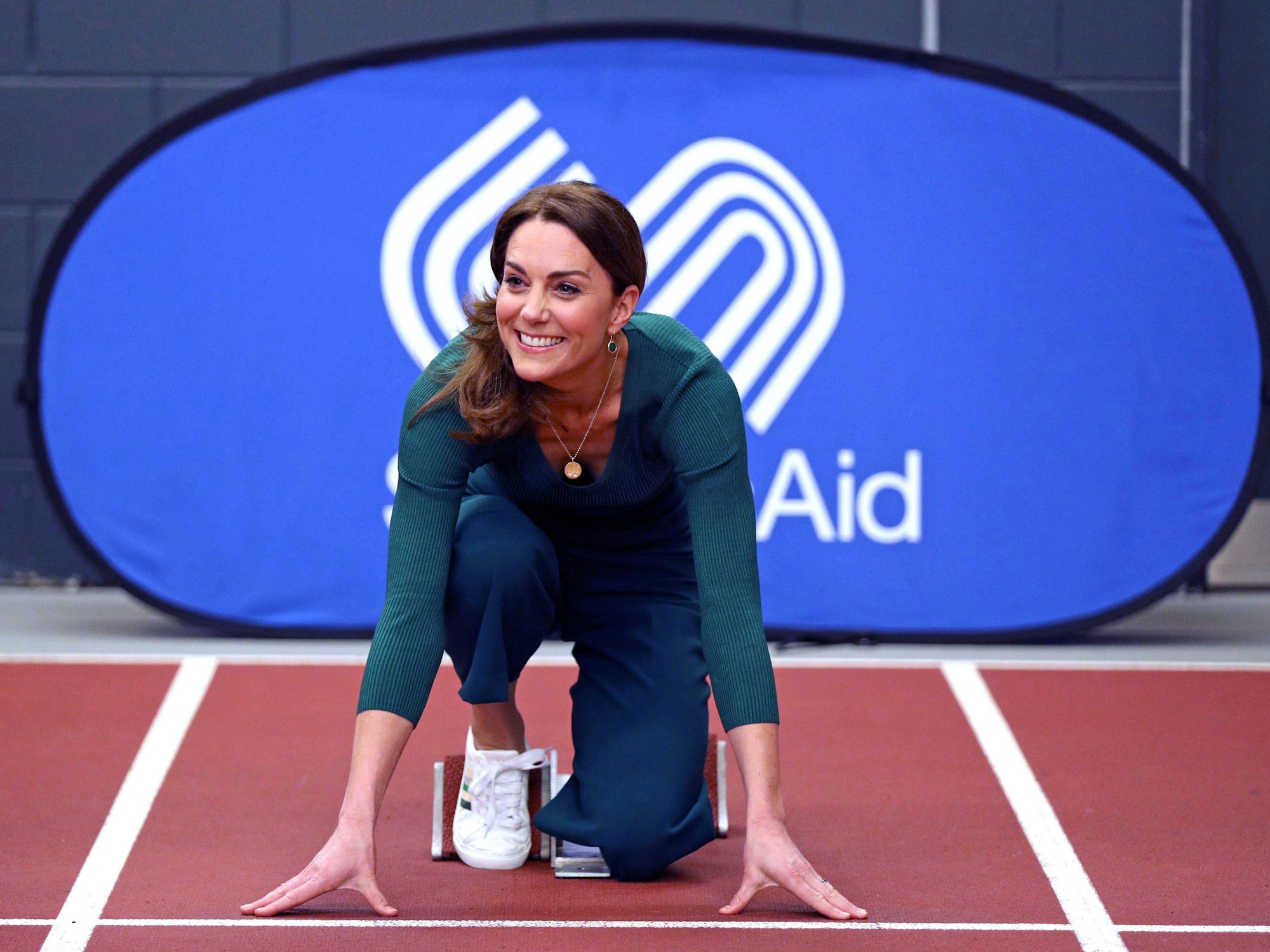 Kate, Herzogin von Cambridge, nimmt Aufstellung an einem Startblock auf einer Rennstrecke bei einer Sportveranstaltung 2020 im Olympiastadion.