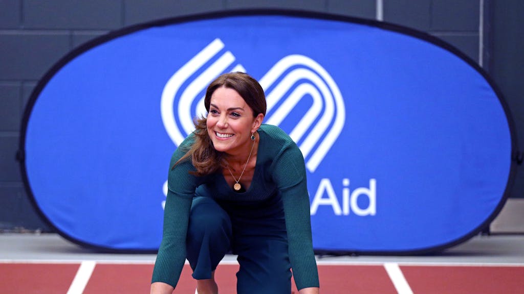 Kate, Herzogin von Cambridge, nimmt Aufstellung an einem Startblock auf einer Rennstrecke bei einer Sportveranstaltung im Olympiastadion.