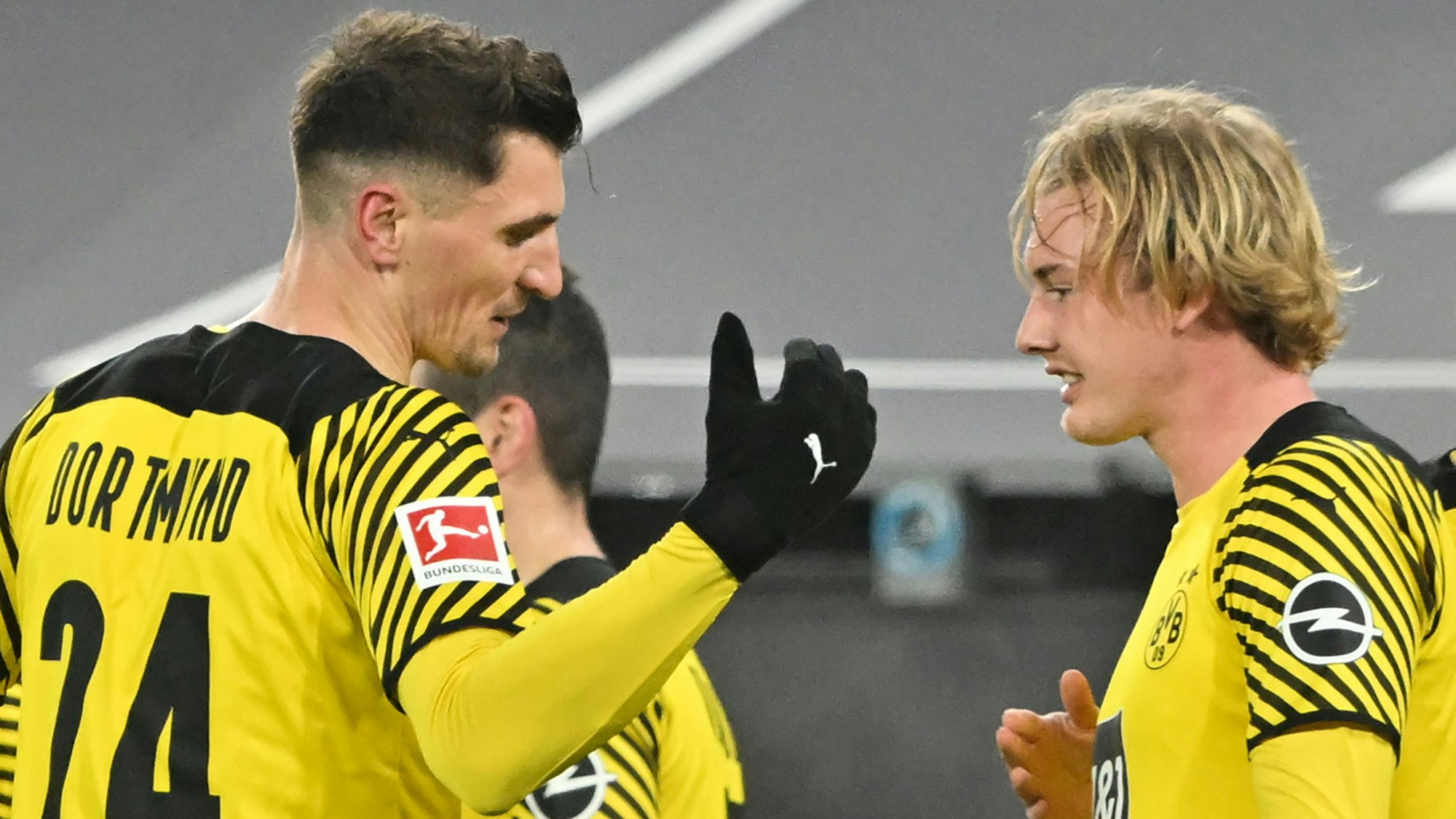 Dortmunds Torschütze Thomas Meunier (l) jubelt mit Julian Brandt über das 1:0 gegen Freiburg.