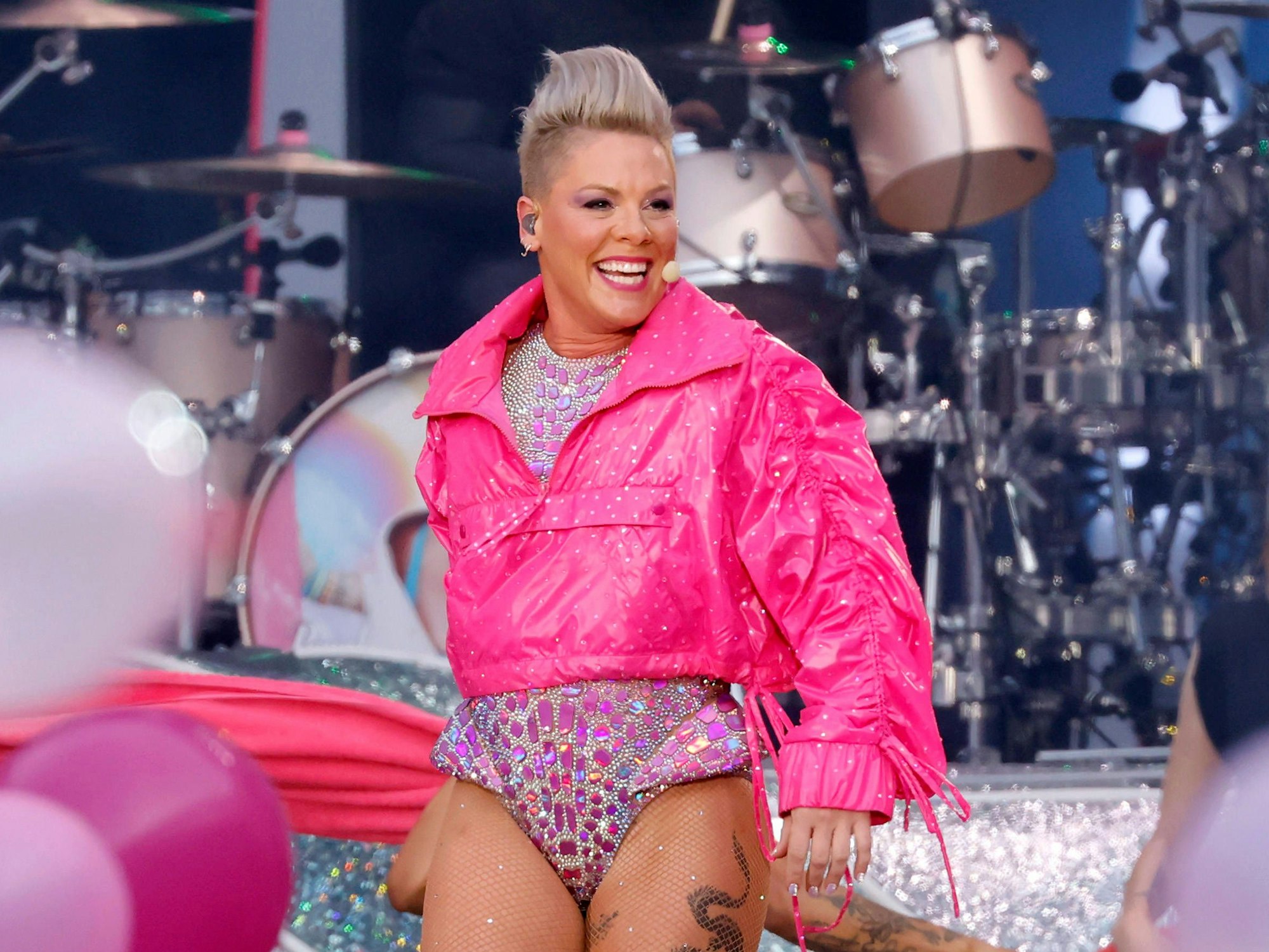 Sängerin Pink steht auf der Bühne im RheinEnergieStadion.