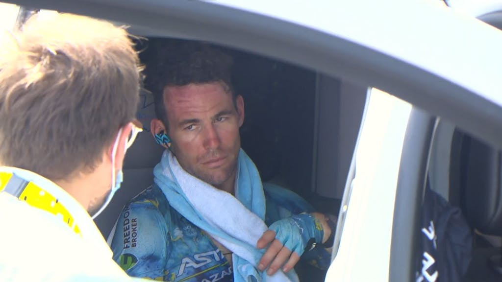 Mark Cavendish sitzt im Begleitfahrzeug eines Tour-Mediziners und muss nach einem Sturz aufgeben.