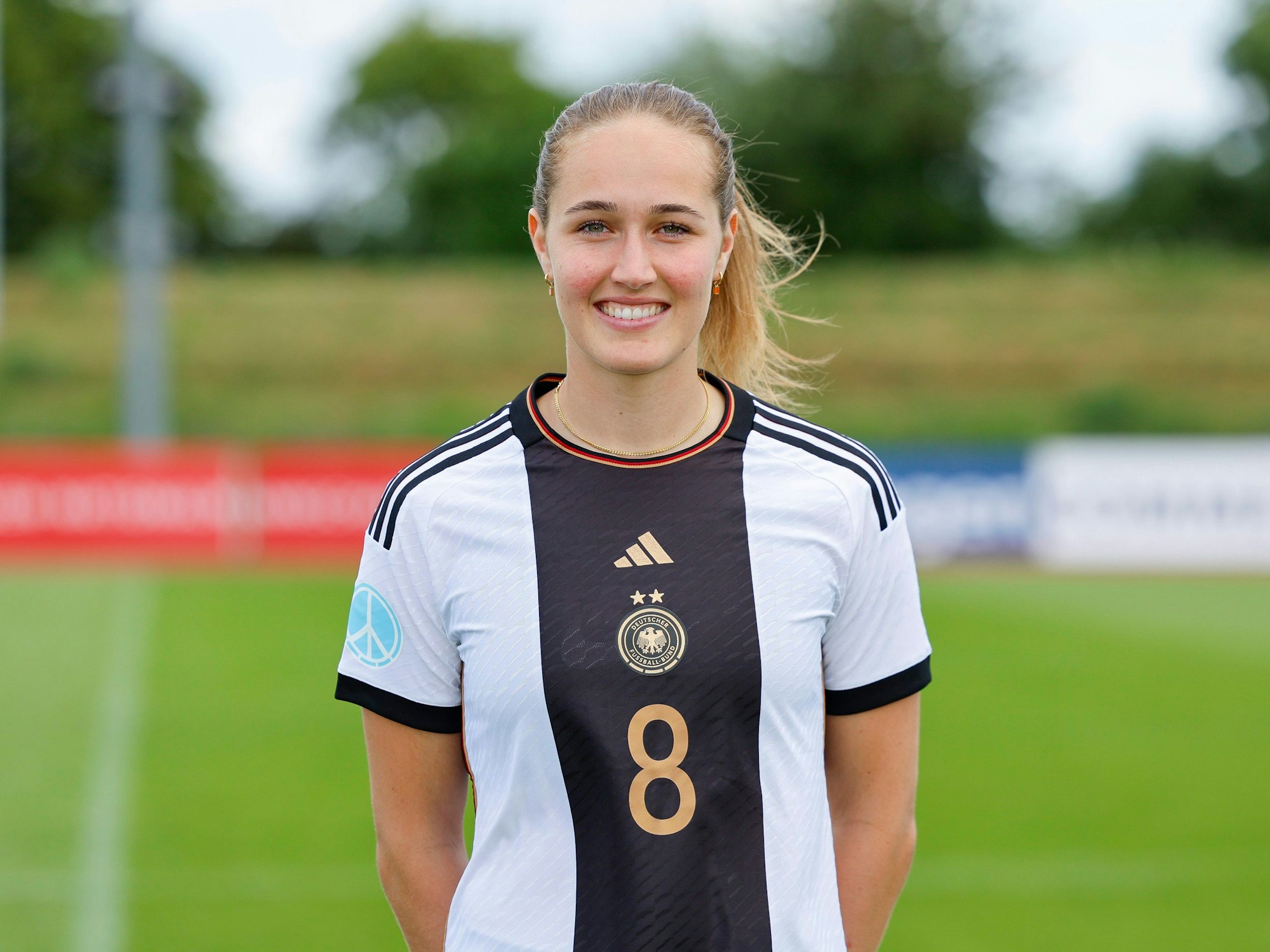 Sydney Lohmann bei einem Fototermin der deutschen Frauen-Nationalmannschaft.