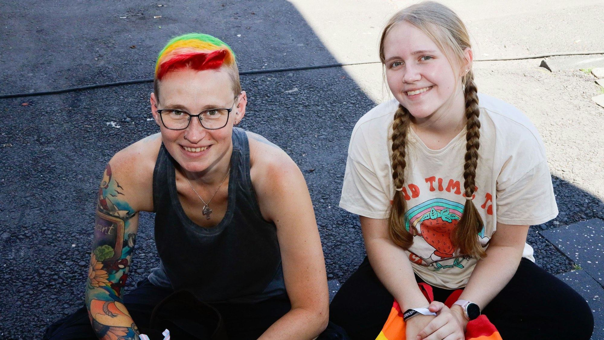Mel (42) mit ihrer Tochter Liv (18) aus Dortmund beim CSD am Heumarkt. Mel hat sich extra die Haare im Regenbogen-Look gefärbt.