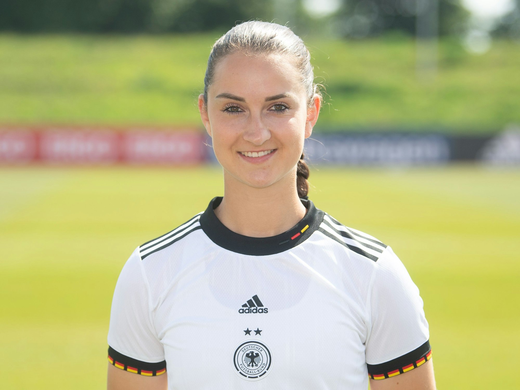 MittelfeldspielerinSara Däbritz bei einem Fototermin der deutschen Frauen-Nationalmannschaft.
