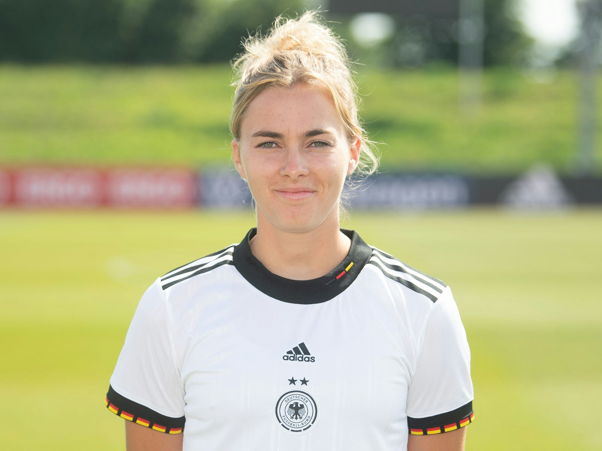 Laura Freigang bei einem Fototermin der deutschen Frauen-Nationalmannschaft.