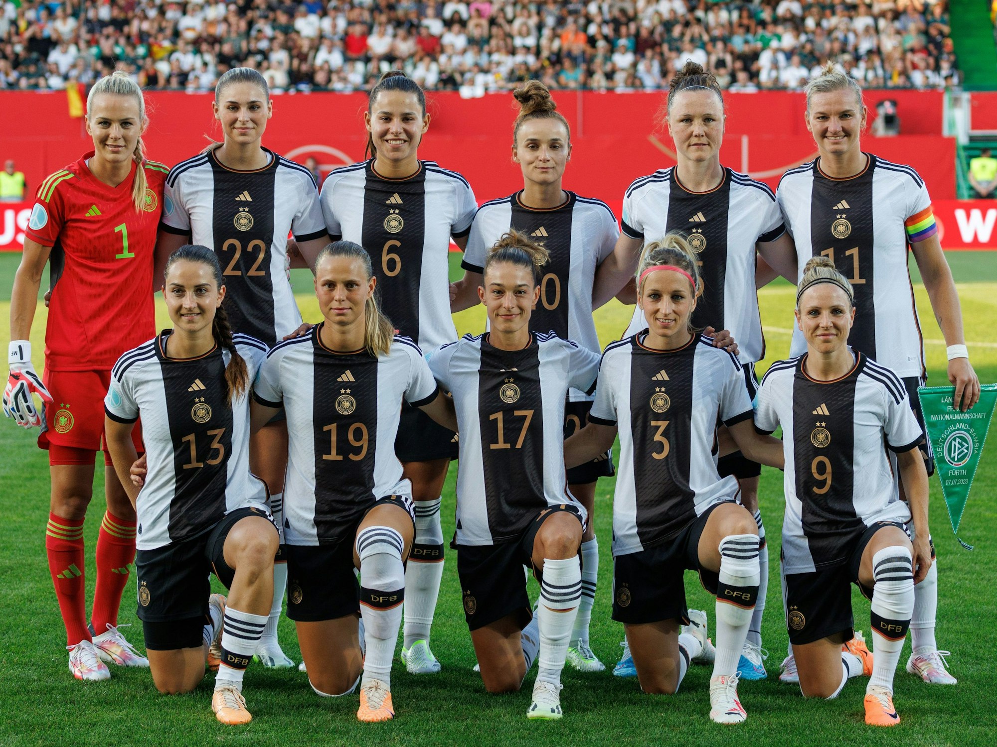 Die deutsche Nationalmannschaft posiert vor dem Länderspiel gegen Sambia für das Teamfoto.