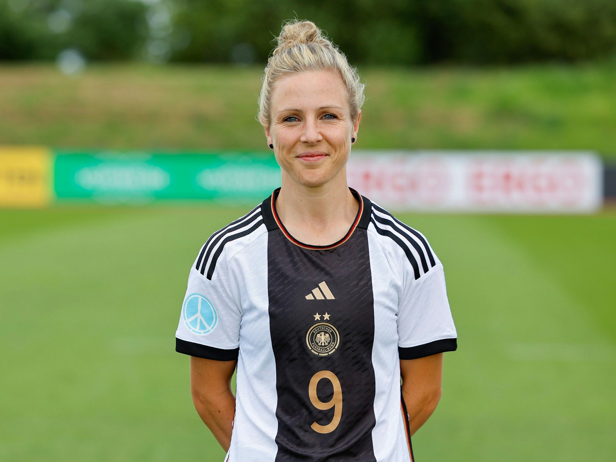 Rechtsverteidigerin Svenja Huth bei einem Fototermin der deutschen Frauen-Nationalmannschaft.
