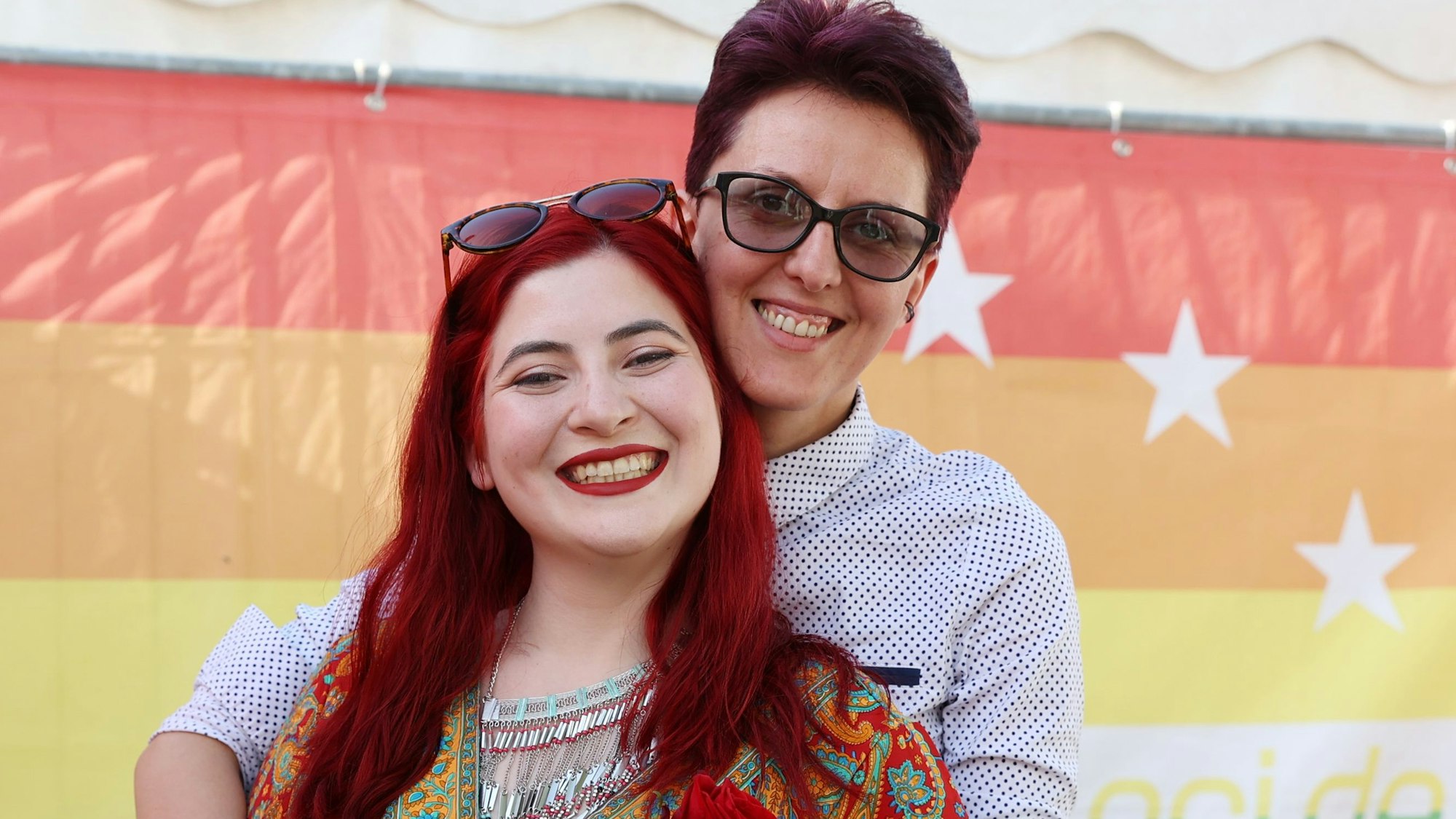 Das rumänische Pärchen Gavrila Valeria Mihaela und Adina Lupu wurde am Mittwoch (5. Juli 2023) in Köln getraut. Am Freitagabend feierten sie auf dem Heumarkt gefeiert.

