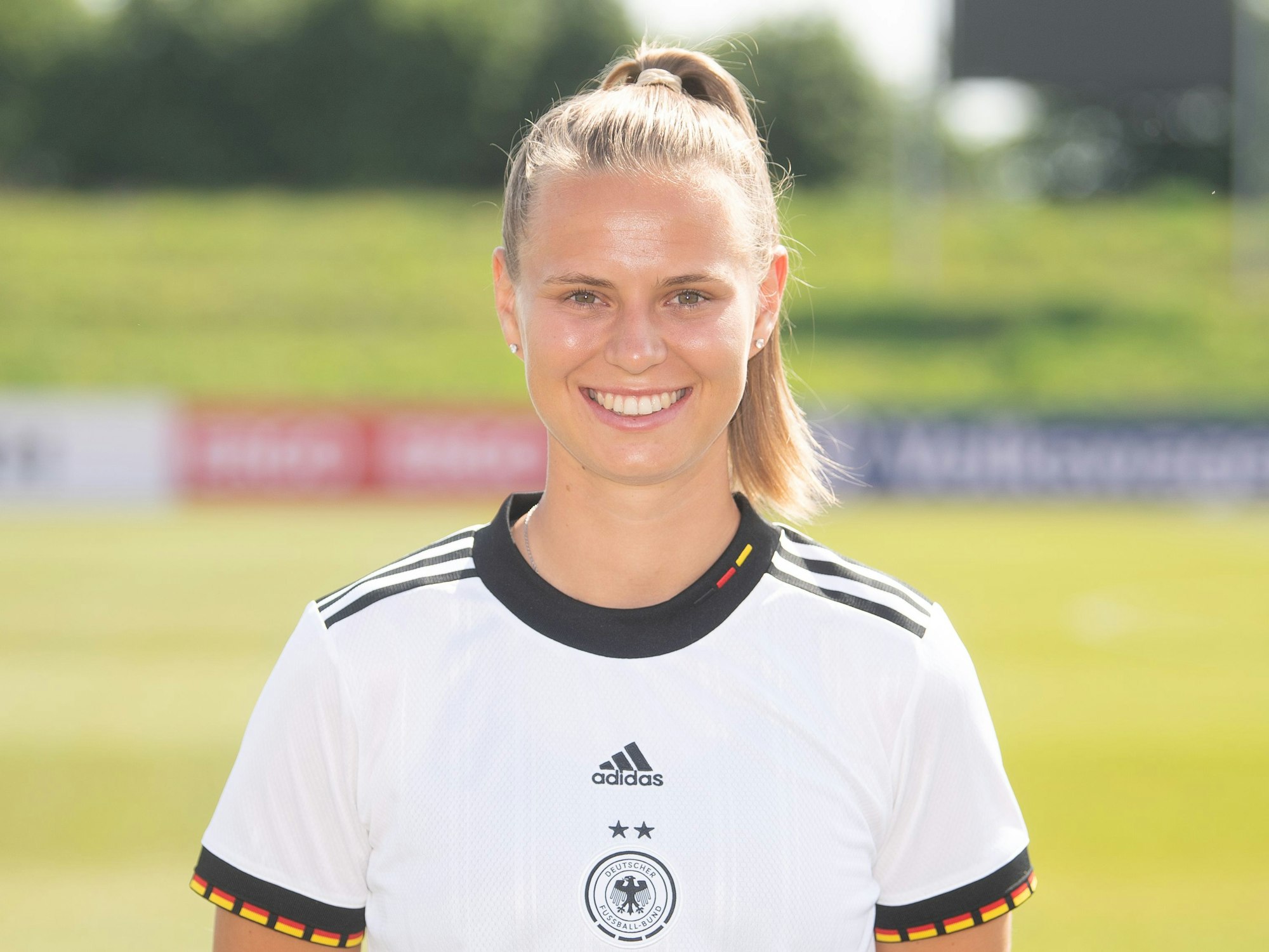 Klara Bühl bei einem Fototermin der deutschen Frauen-Nationalmannschaft.