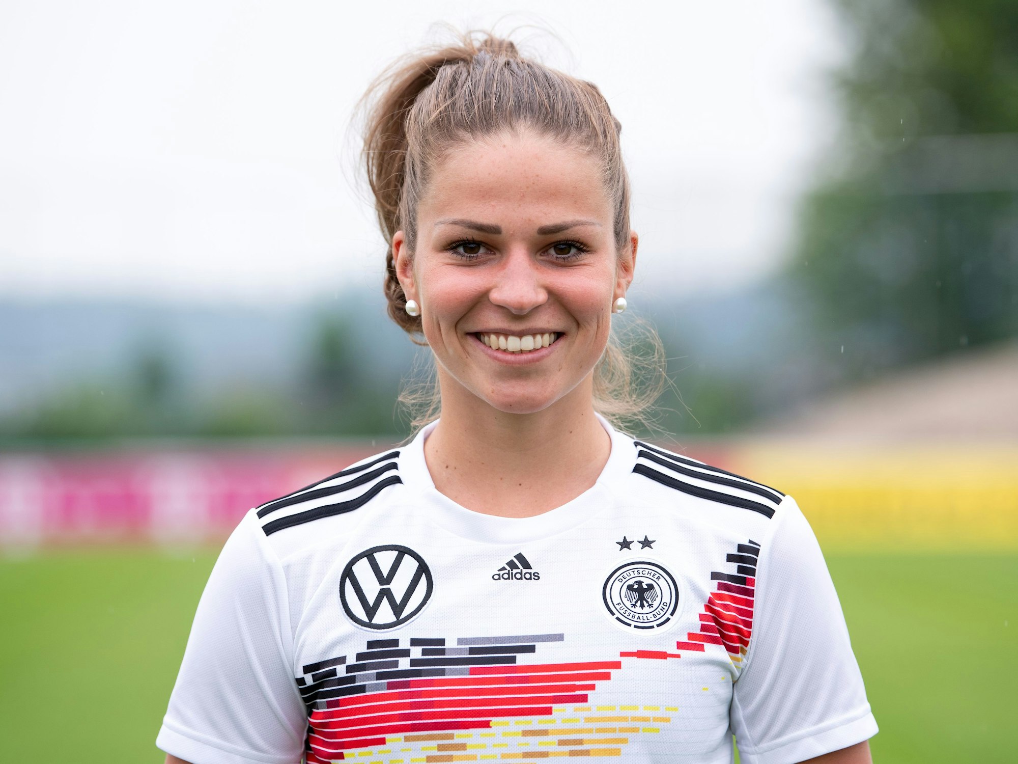 Melanie Leupolz bei einem Fototermin der deutschen Frauen-Nationalmannschaft.