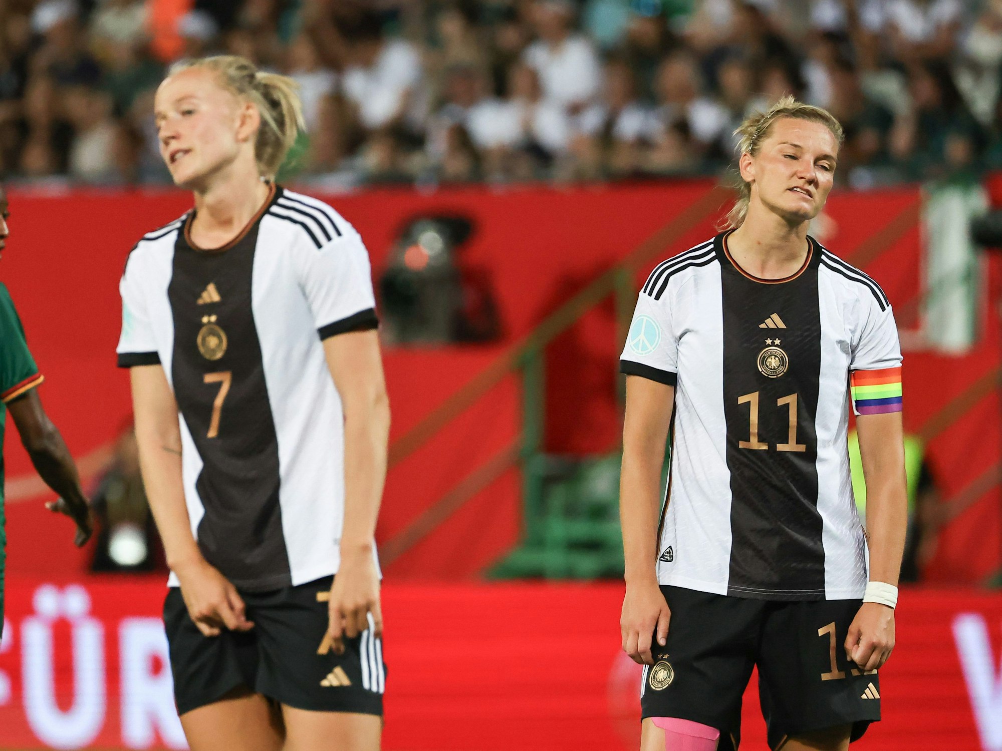 Lea Schüller (l) und Alexandra Popp aus Deutschland reagieren auf den Spielverlauf gegen Sambia.
