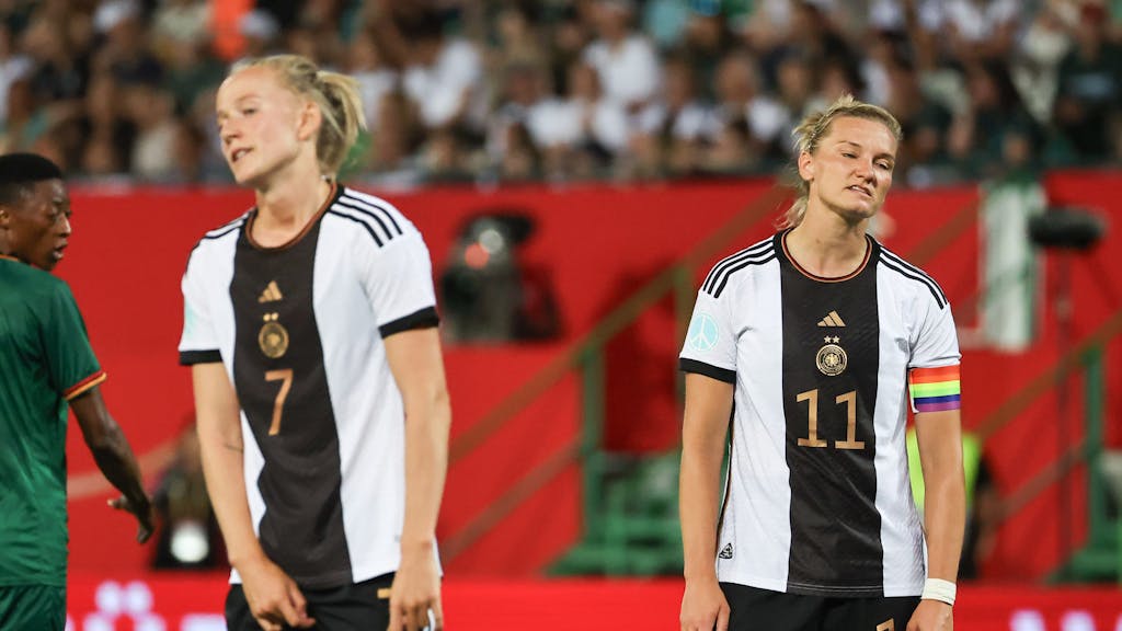 Lea Schüller (l) und Alexandra Popp aus Deutschland reagieren auf den Spielverlauf gegen Sambia.