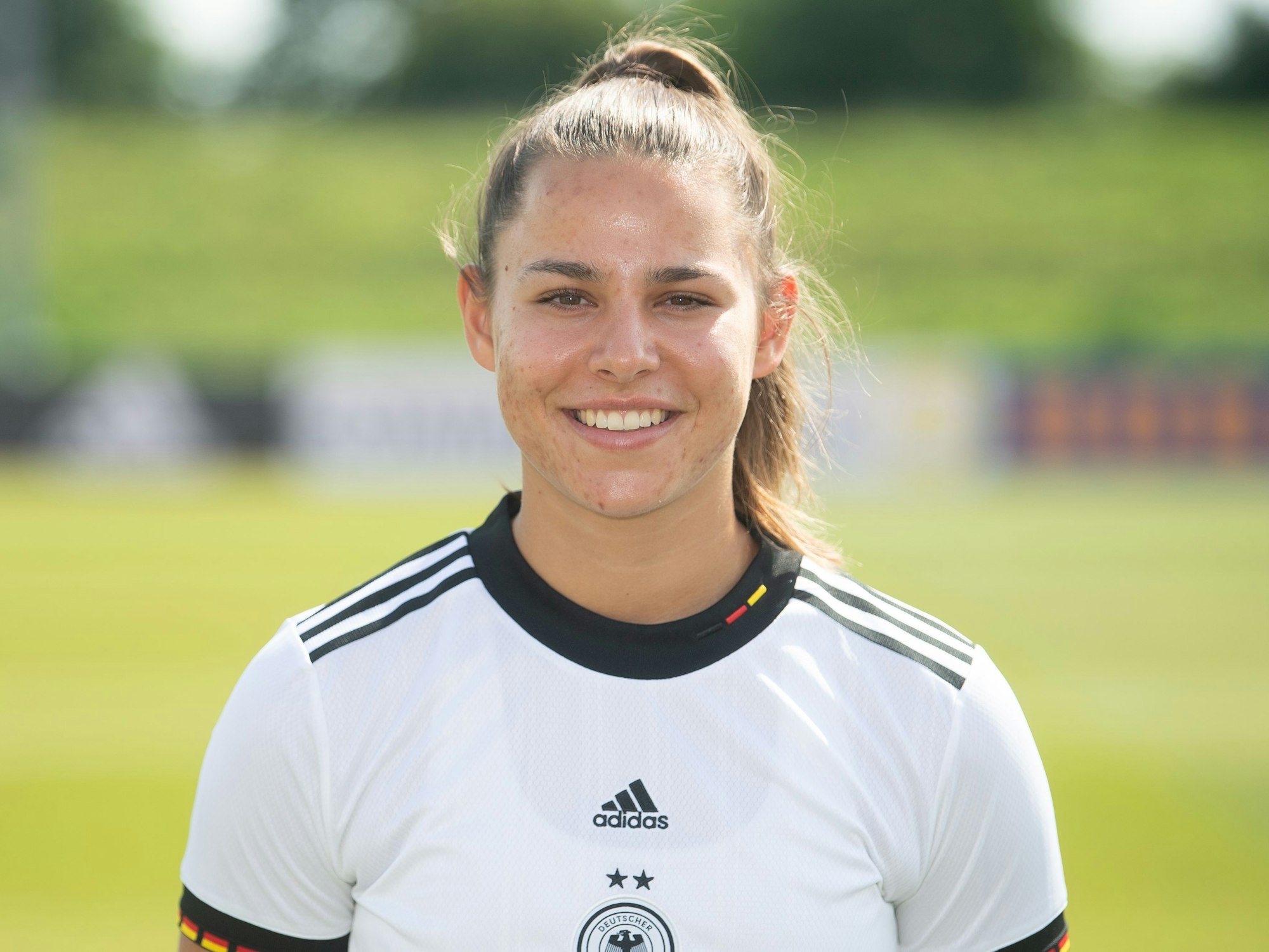 Mittelfeldspielerin Lena Oberdorf bei einem Fototermin der deutschen Frauen-Nationalmannschaft.