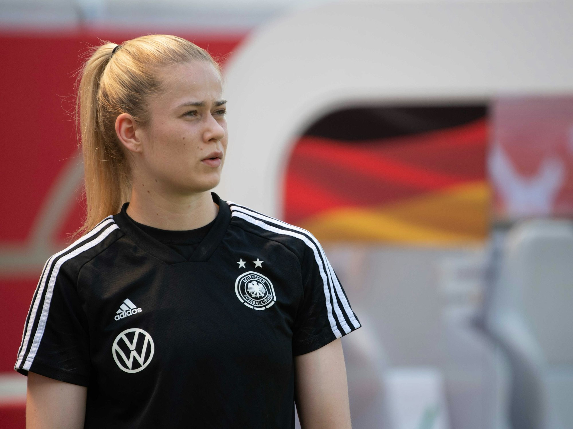 Torhüterin Stina Johannes wärmt sich vor dem Spiel der deutschen Frauen-Nationalmannschaft gegen Chile auf.
