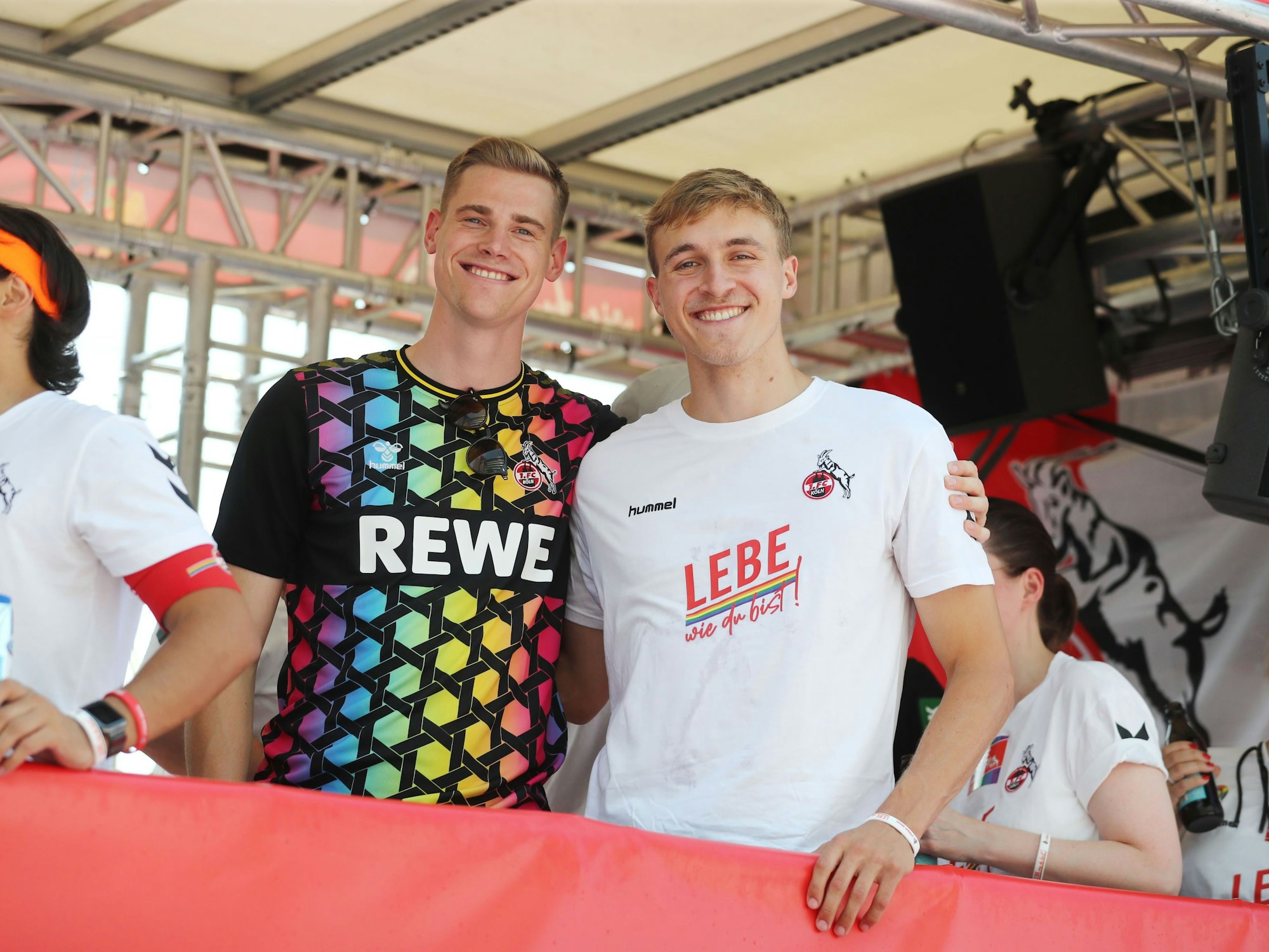 FC-Stürmer Steffen Tigges (l.) gemeinsam mit Innenverteidiger Timo Hübers auf der CSD-Parade am 9. Juli 2023 in Köln.