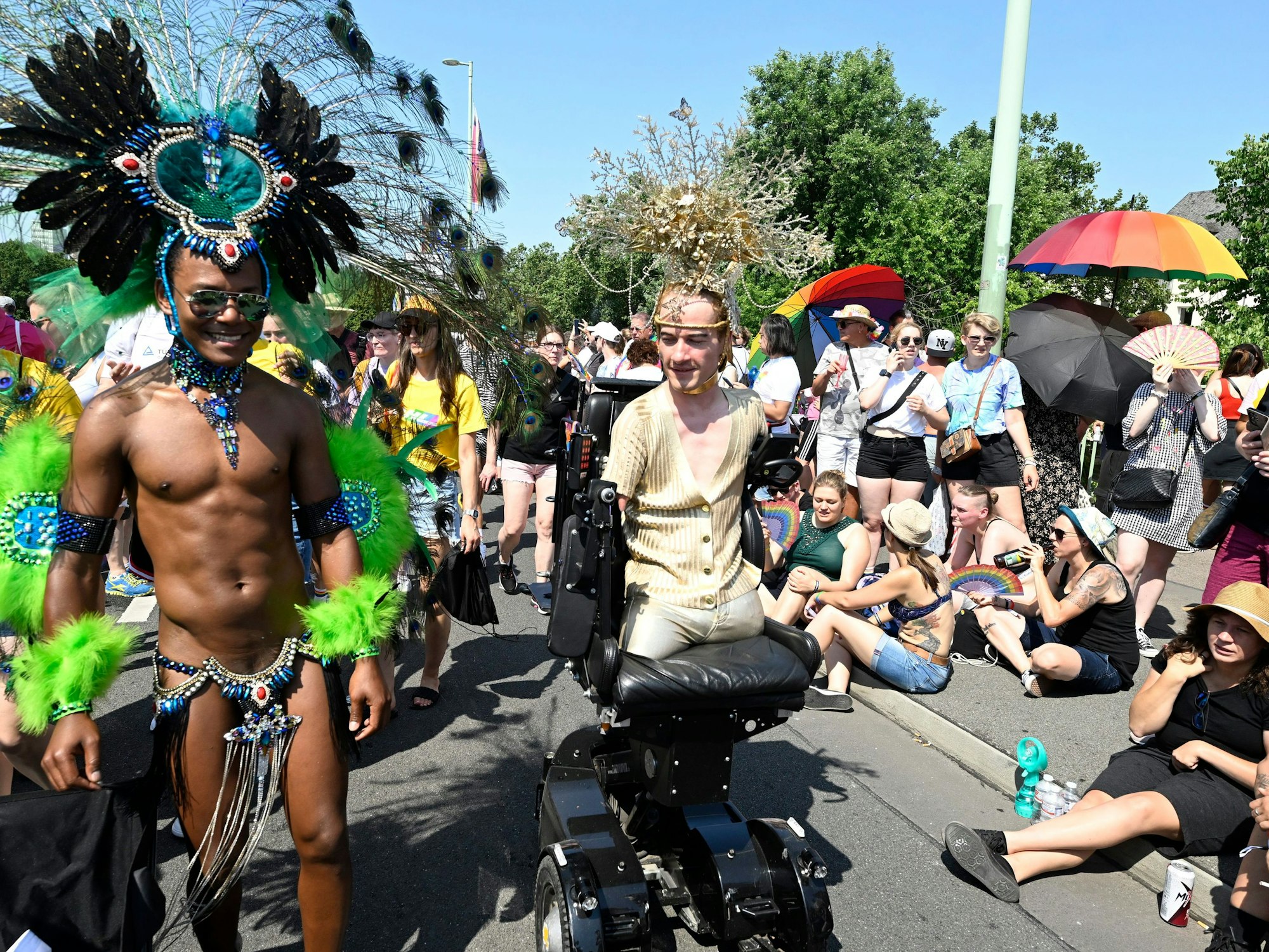 Der Autor und Motivationstrainer Janis McDavid (m) gehörte ebenfalls zu den Teilnehmenden bei der diesjährigen CSD-Parade in der Stadt.