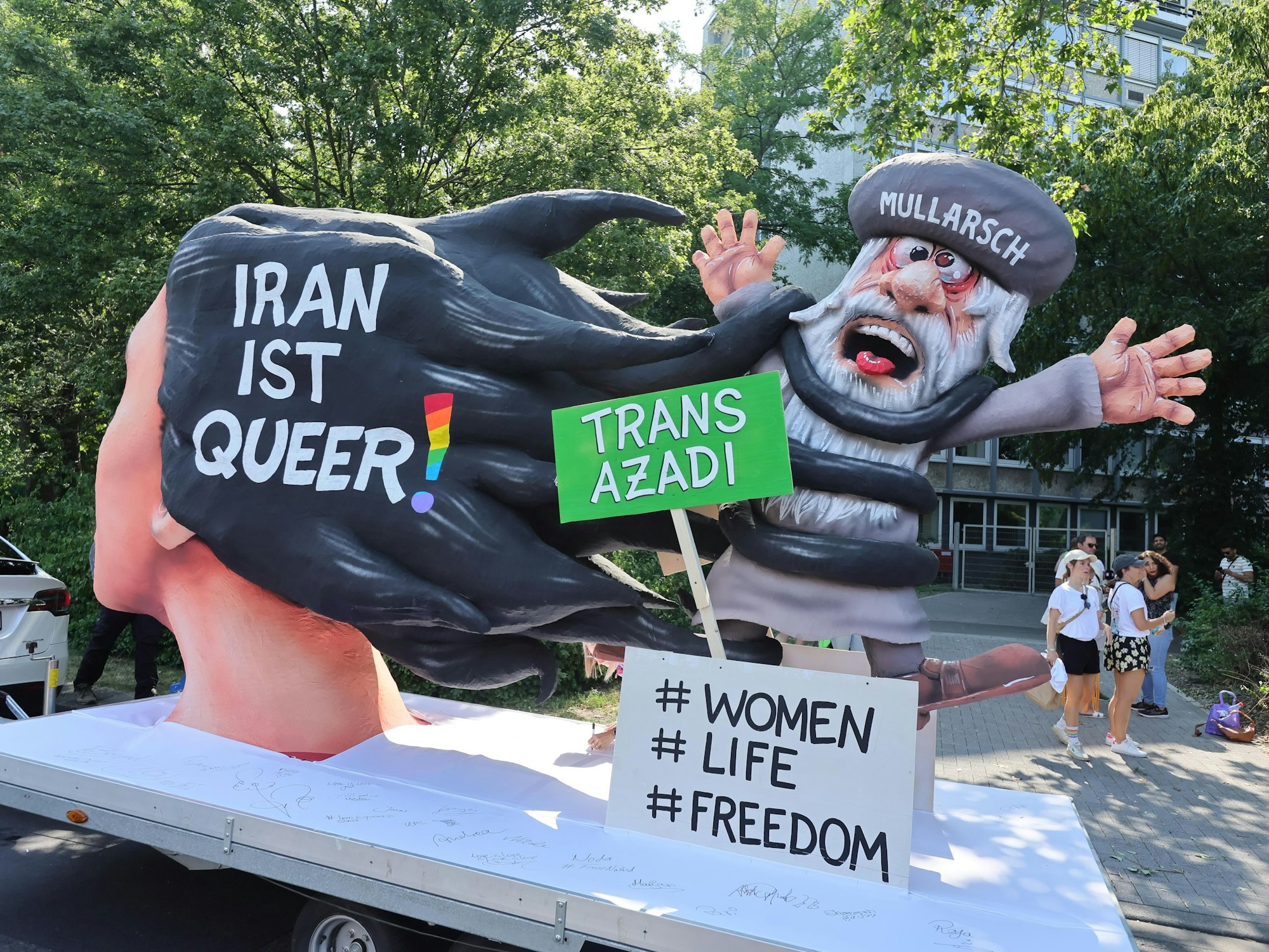 Die Botschaft dürfte klar sein – Iran ist queer. Auch dieser Wagen ist beim CSD in Köln dabei.

