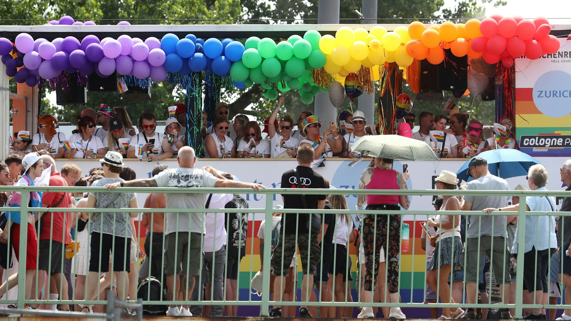 Ein Paradewagen mit bunten Luftballons in den Regenbogen-Farben