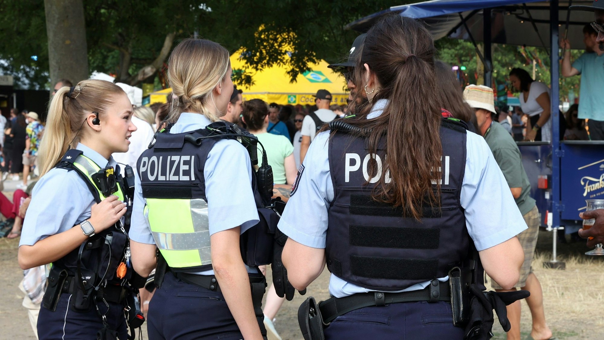 Drei Polizistinnen am 30. Juni 2023 bei einem Einsatz in Köln.