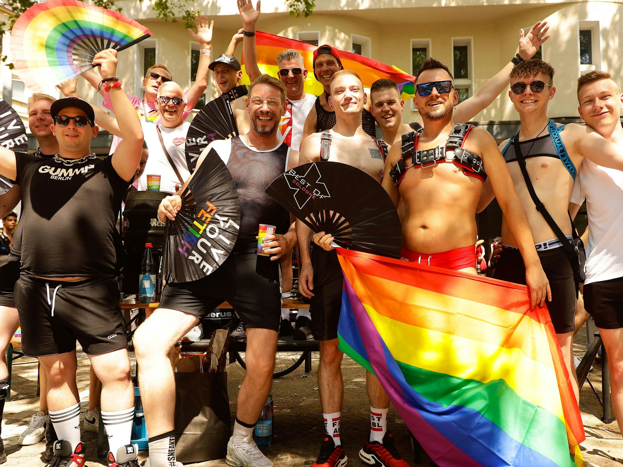 Regenbogenflagge, eine Gruppe an Menschen in Fetisch Kleidung.