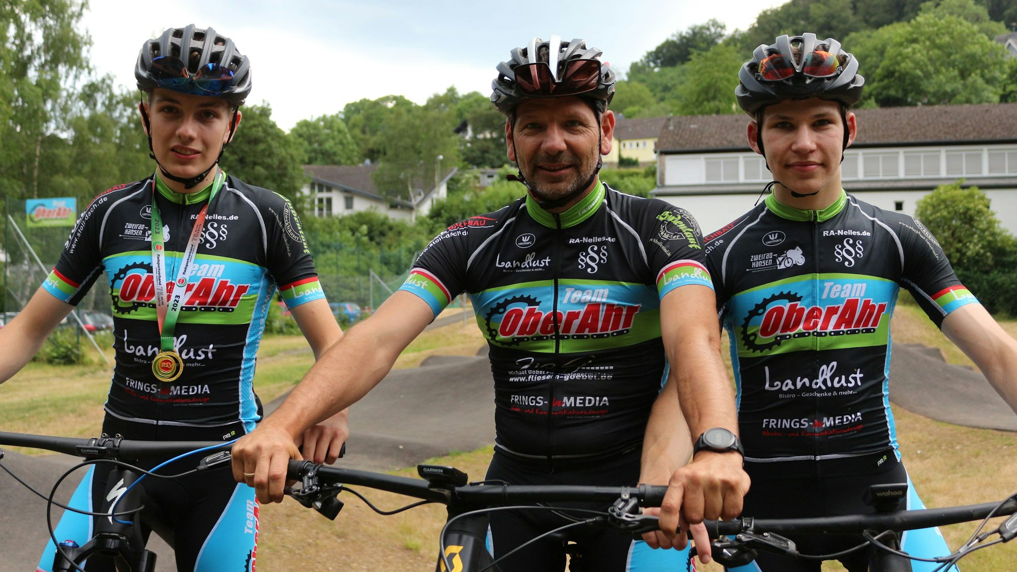 Die drei Mountainbiker Phil Sawinsky, Oliver Mey und Florian Werres stehen nebeneinander.