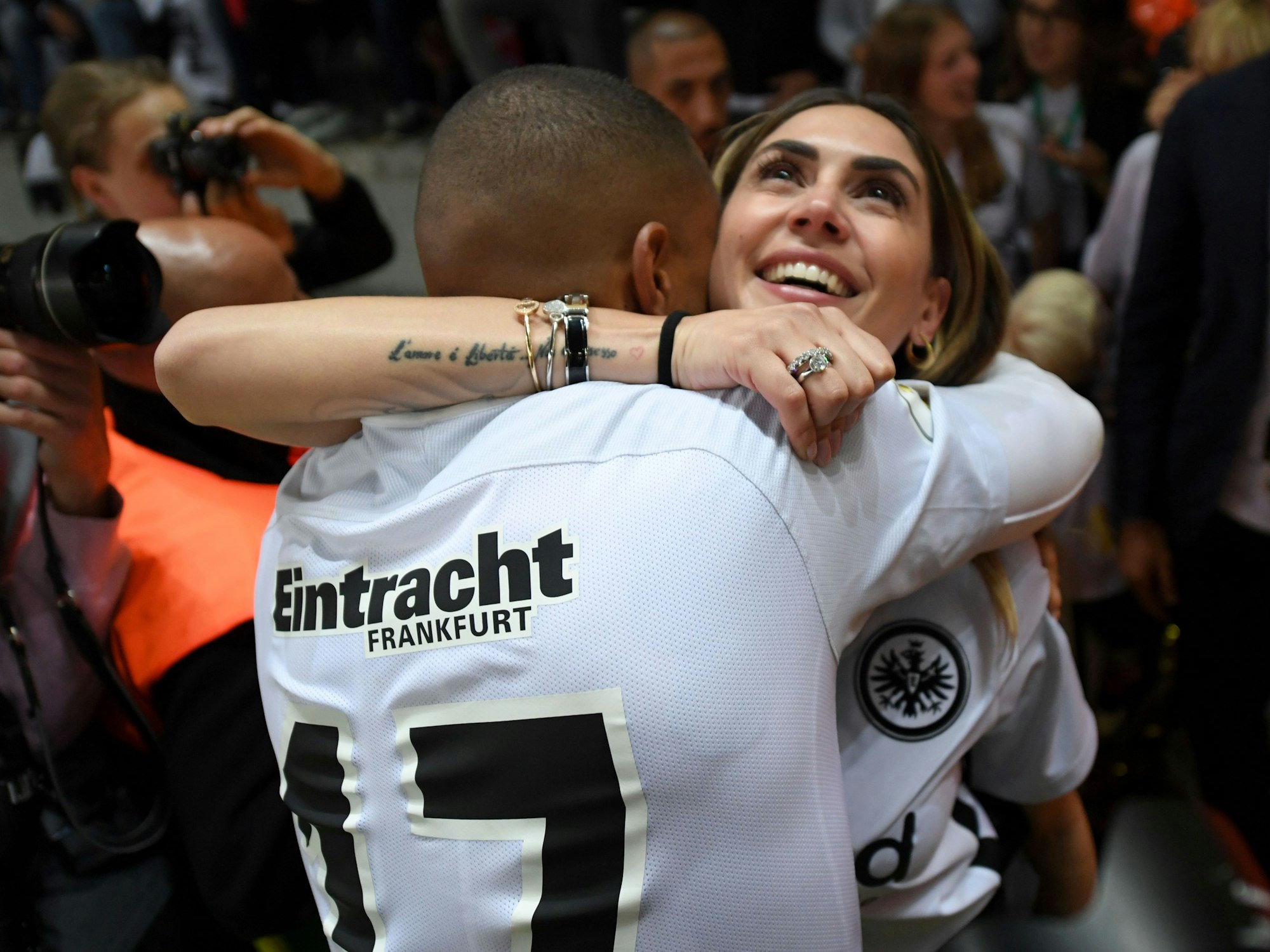Kevin-Prince Boateng umarmt nach dem Triumph im DFB-Pokal-Finale seine Frau Melissa.