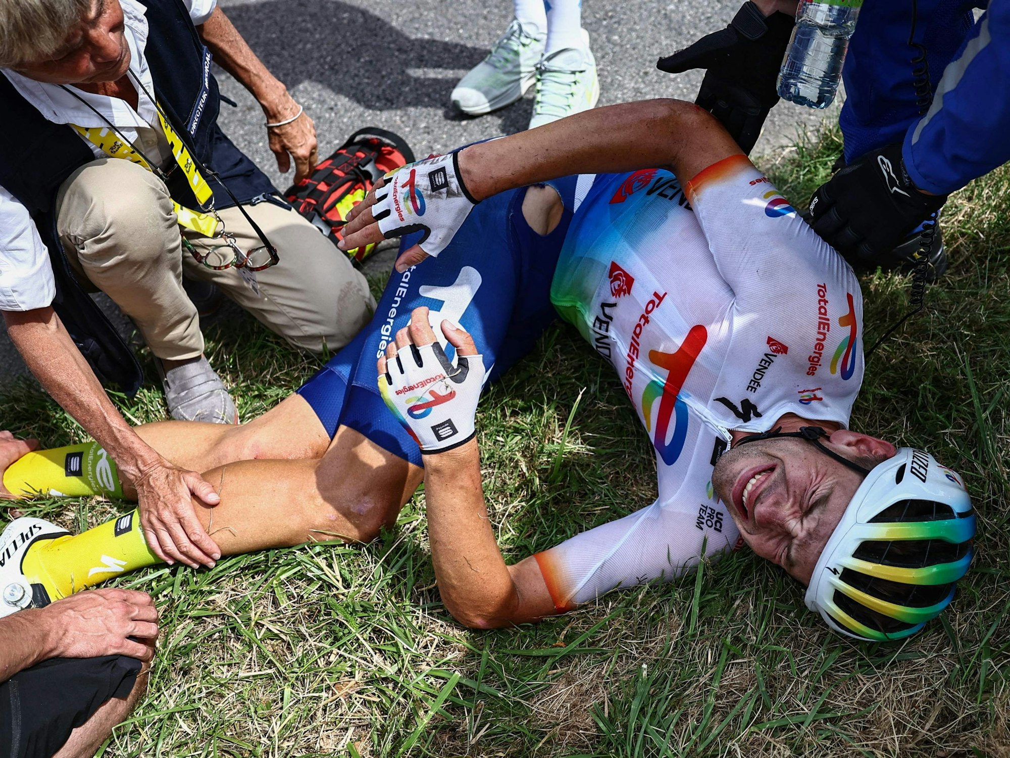 Steff Cras wird nach seinem Sturz auf der achten Etappe der Tour de France erstversorgt.