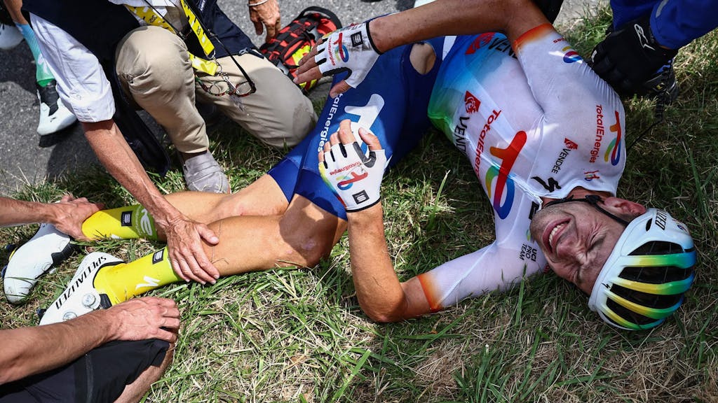 Steff Cras wird nach seinem Sturz auf der achten Etappe der Tour de France&nbsp; erstversorgt.