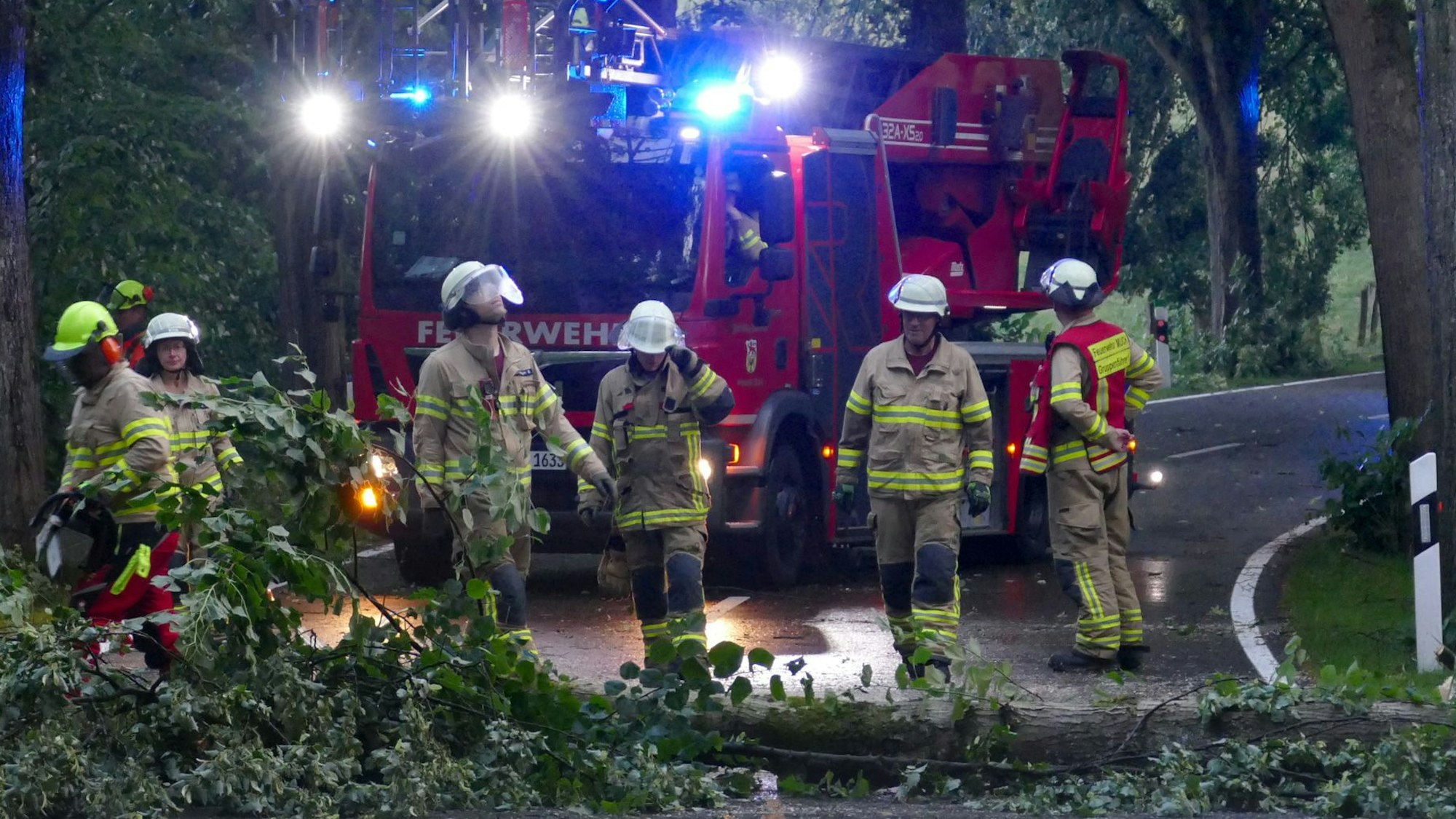 Nach dem kurzen, aber heftigen Gewitter mussten Einsatzkräfte der Freiwilligen Feuerwehr am Samstag in Much-Marienfeld einen Baumstamm von der Straße räumen.