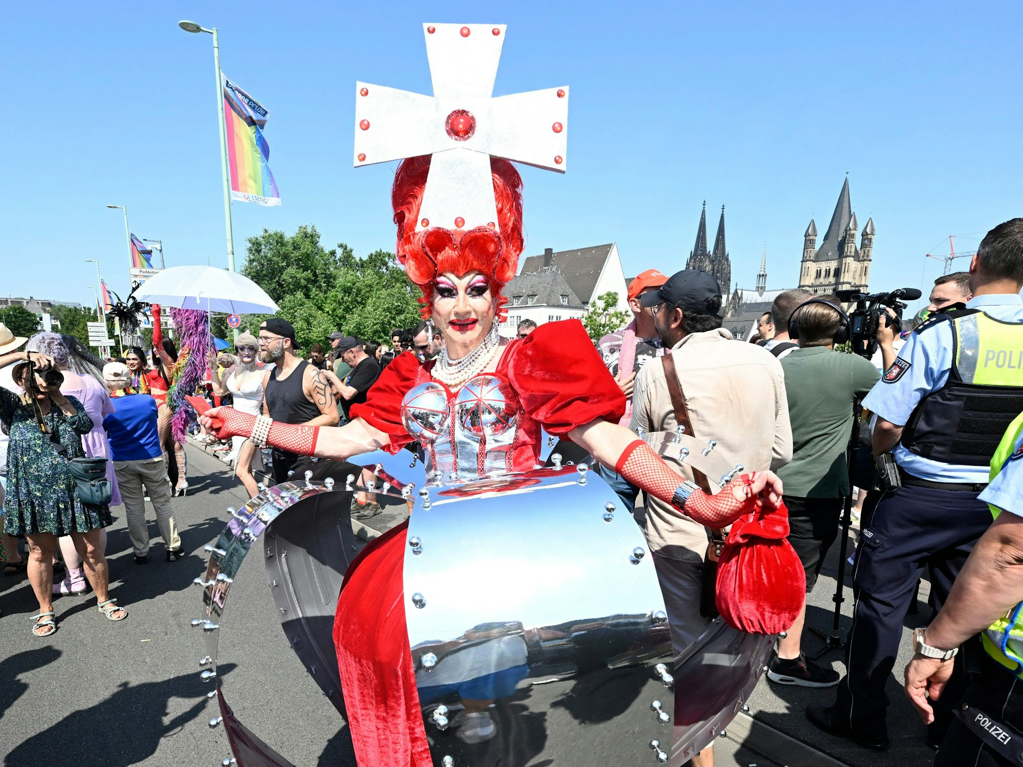 ColognePride ist nach Berlin die zweitgrößte CSD-Parade in Deutschland. Sie trägt als Kleid eine Krone.
