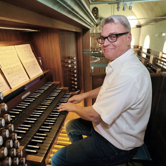 Der Organist Michael Porr sitzt an der Orgel der evangelischen Kirche Leichlingen.