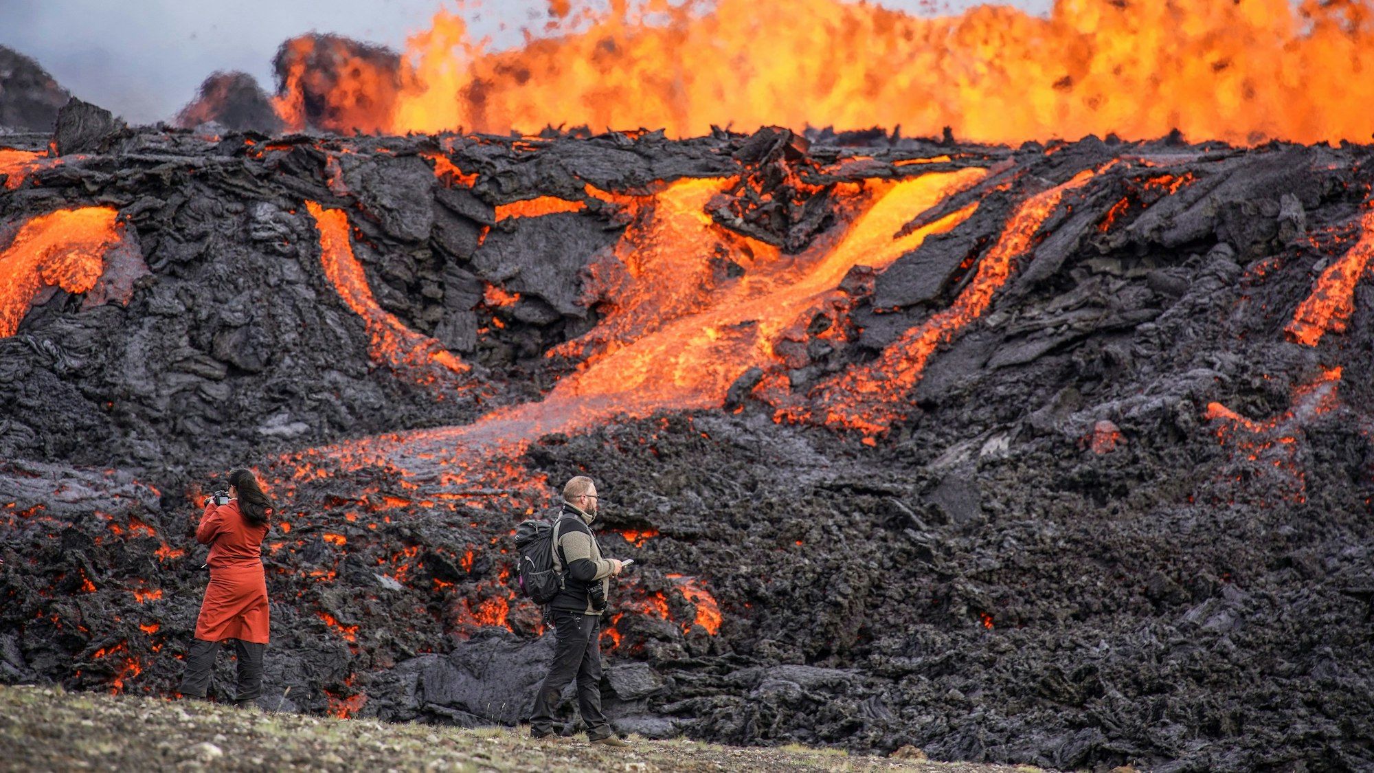 Feurige Lavaströme des Vulkans Fagradalsfjall auf Island