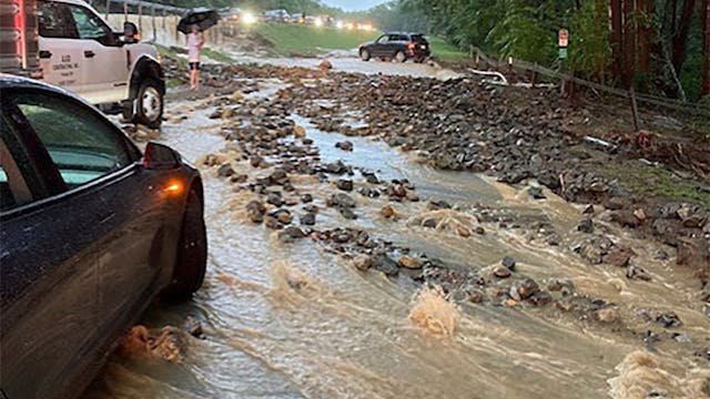 Bei heftigen Regenfällen im US-Bundesstaat New York ist Medienberichten zufolge mindestens ein Mensch ums Leben gekommen.