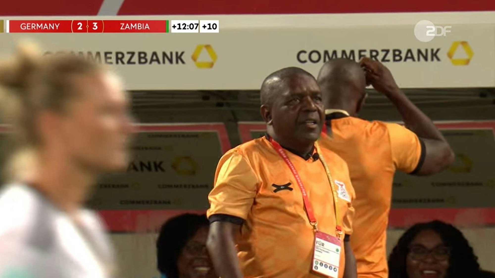 Sambia-Trainer Bruce Mwape freut sich über einen Treffer seines Teams im WM-Test gegen Deutschland.