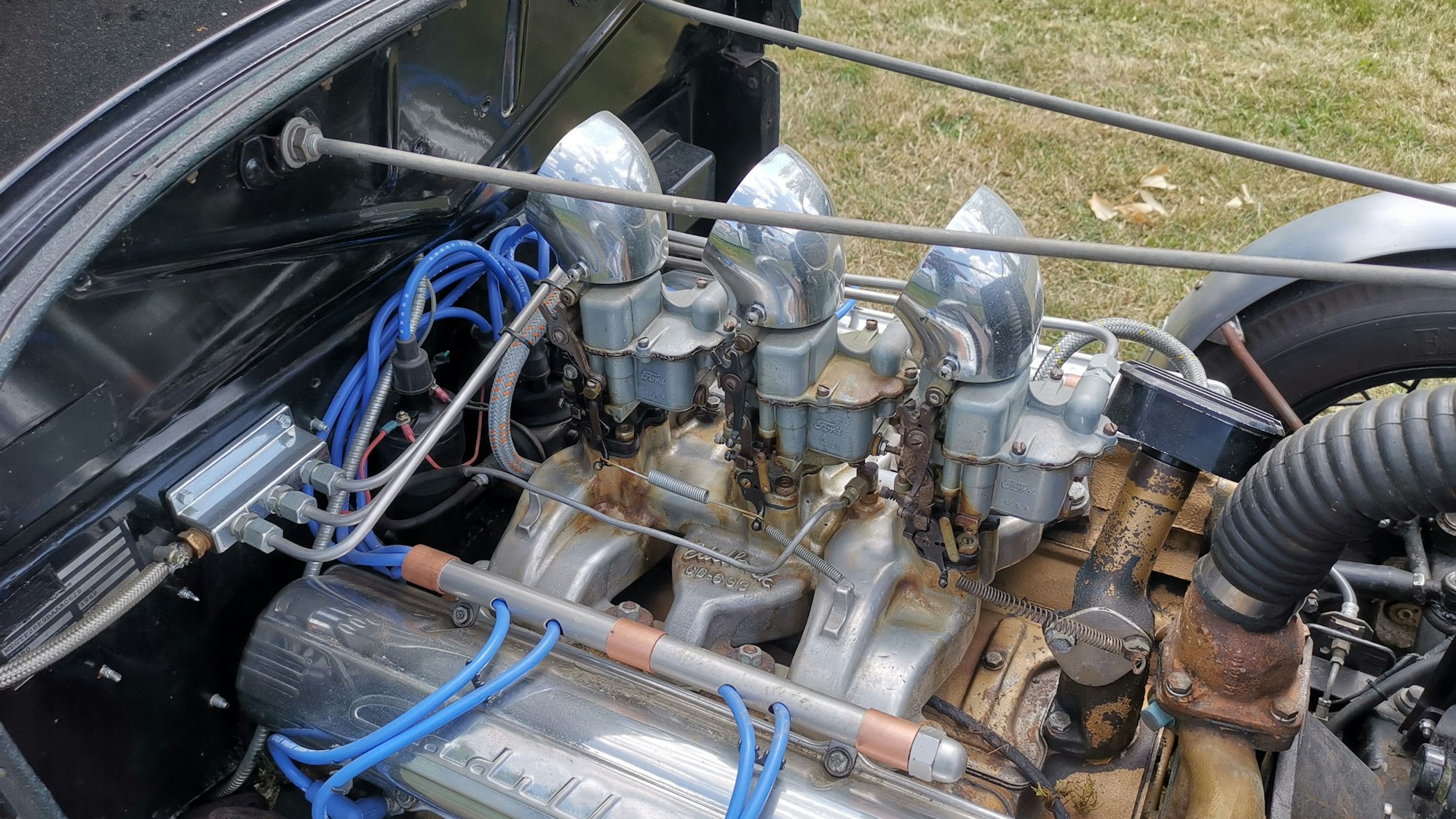 Ein offener Motor in einem Cadillac Hotrod