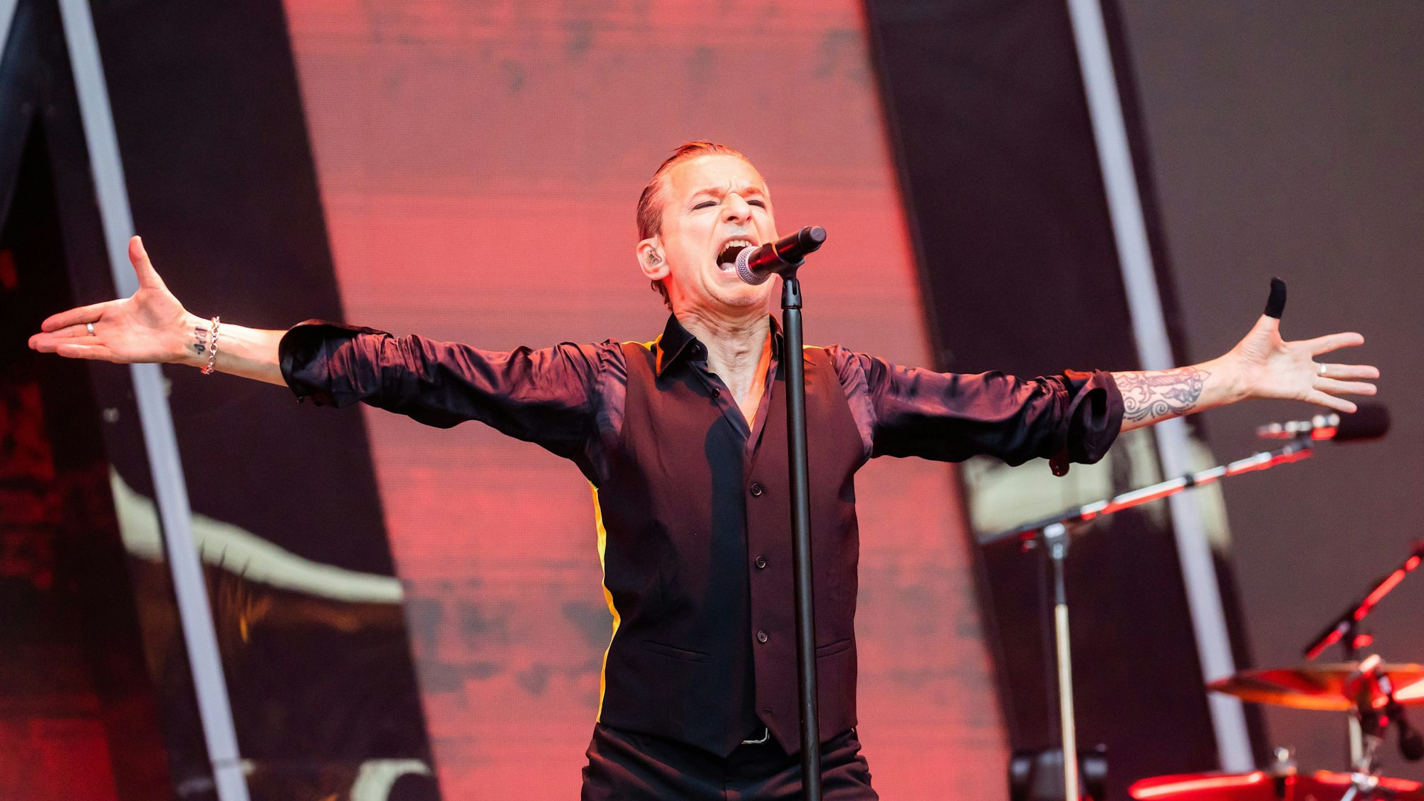 07.07.2023, Berlin: Frontmann Dave Gahan von Depeche Mode tritt im Olympiastadion Berlin auf. Foto: Christoph Soeder/dpa +++ dpa-Bildfunk +++