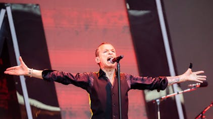 Frontmann Dave Gahan von Depeche Mode tritt im Olympiastadion Berlin auf.