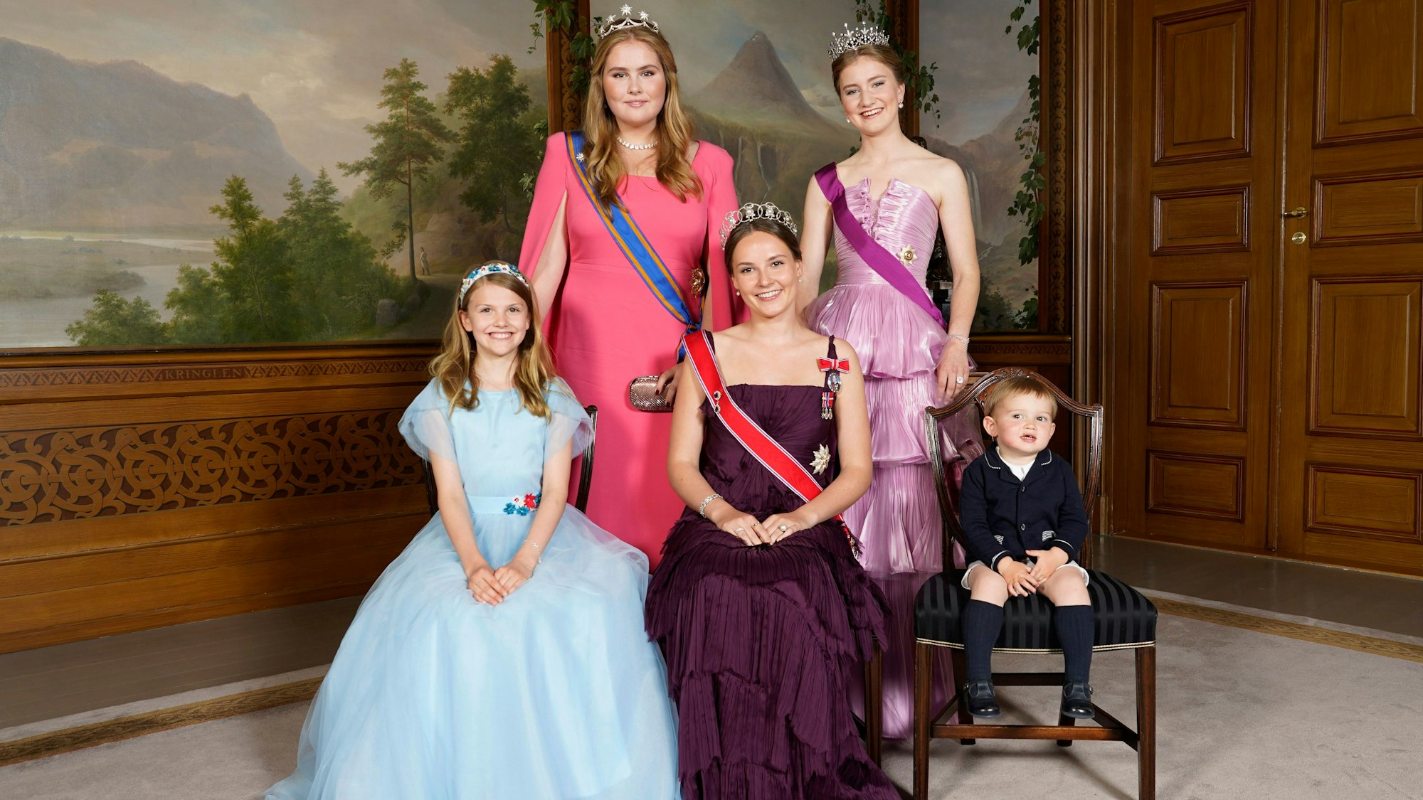Prinzessin Estelle von Schweden (vorne l-r), Prinzessin Ingrid Alexandra von Norwegen und Prinz Charles von Luxemburg, Prinzessin Catharina-Amalia der Niederlande (hinten l) und Prinzessin Elisabeth von Belgien posieren im Schloss von Oslo.