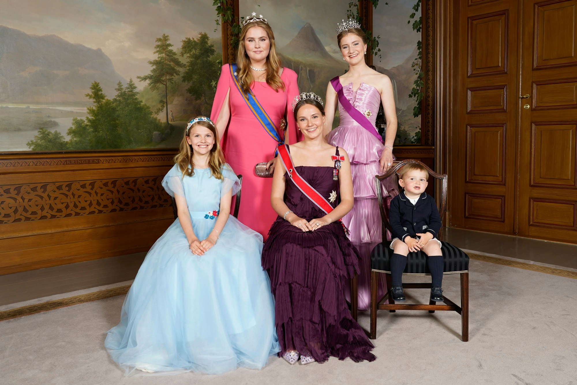 Prinzessin Estelle von Schweden (vorne l-r), Prinzessin Ingrid Alexandra von Norwegen und Prinz Charles von Luxemburg, Prinzessin Catharina-Amalia der Niederlande (hinten l) und Prinzessin Elisabeth von Belgien posieren 2022 für dieses Foto.