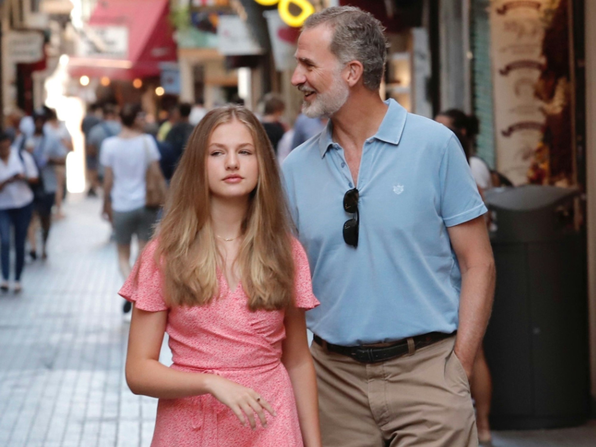 König Felipe VI. von Spanien (r) spaziert mit seiner Tochter, Prinzessin Leonor, durch das Zentrum von Palma de Mallorca.