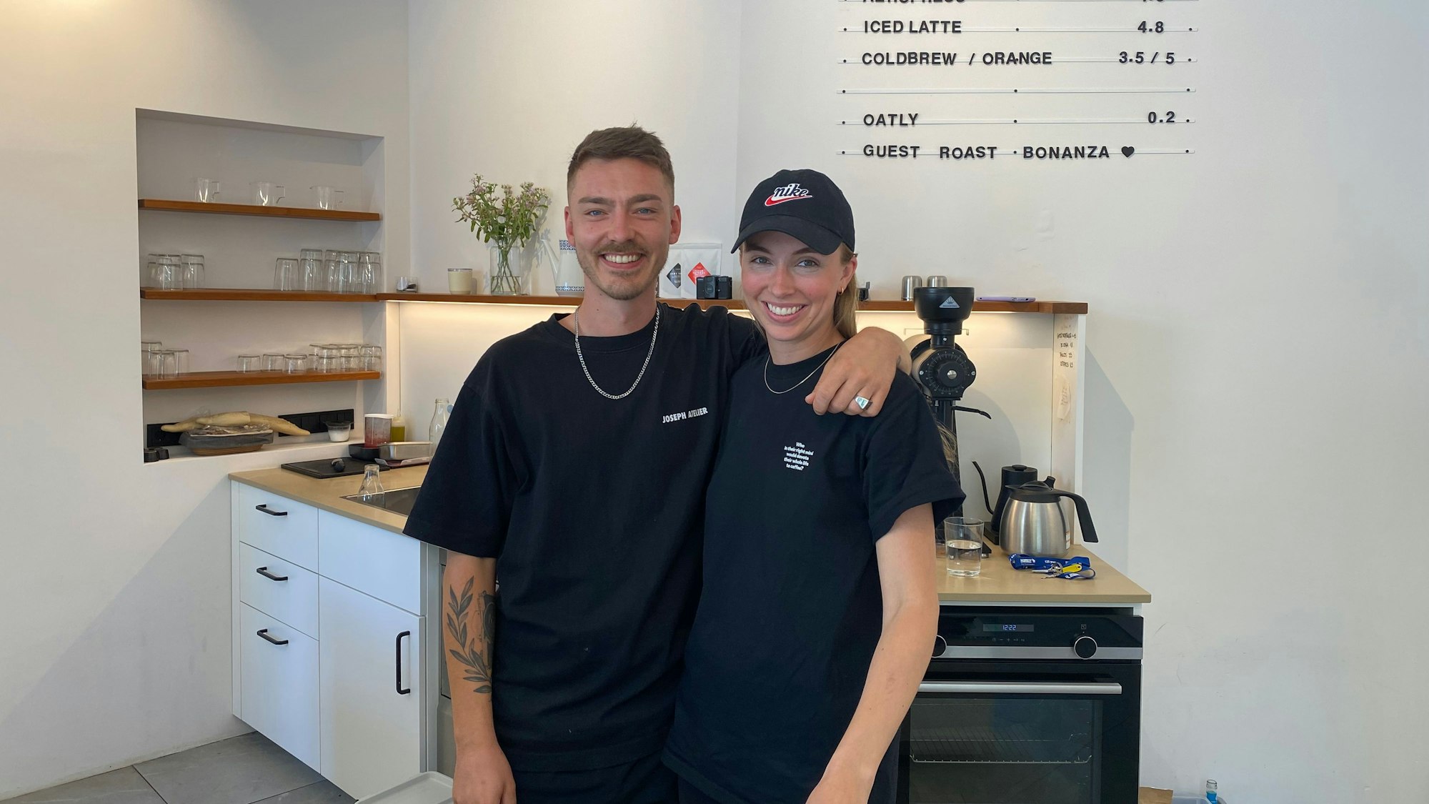 Inhaber Max und Cora in ihrem Café „Anguli Coffee“ in Köln Nippes