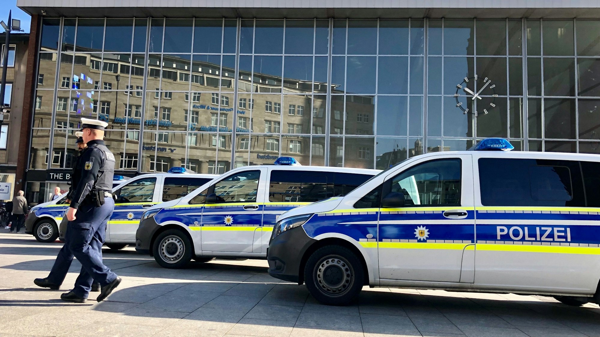 Beamte der Bundespolizei vor dem Kölner Hauptbahnhof