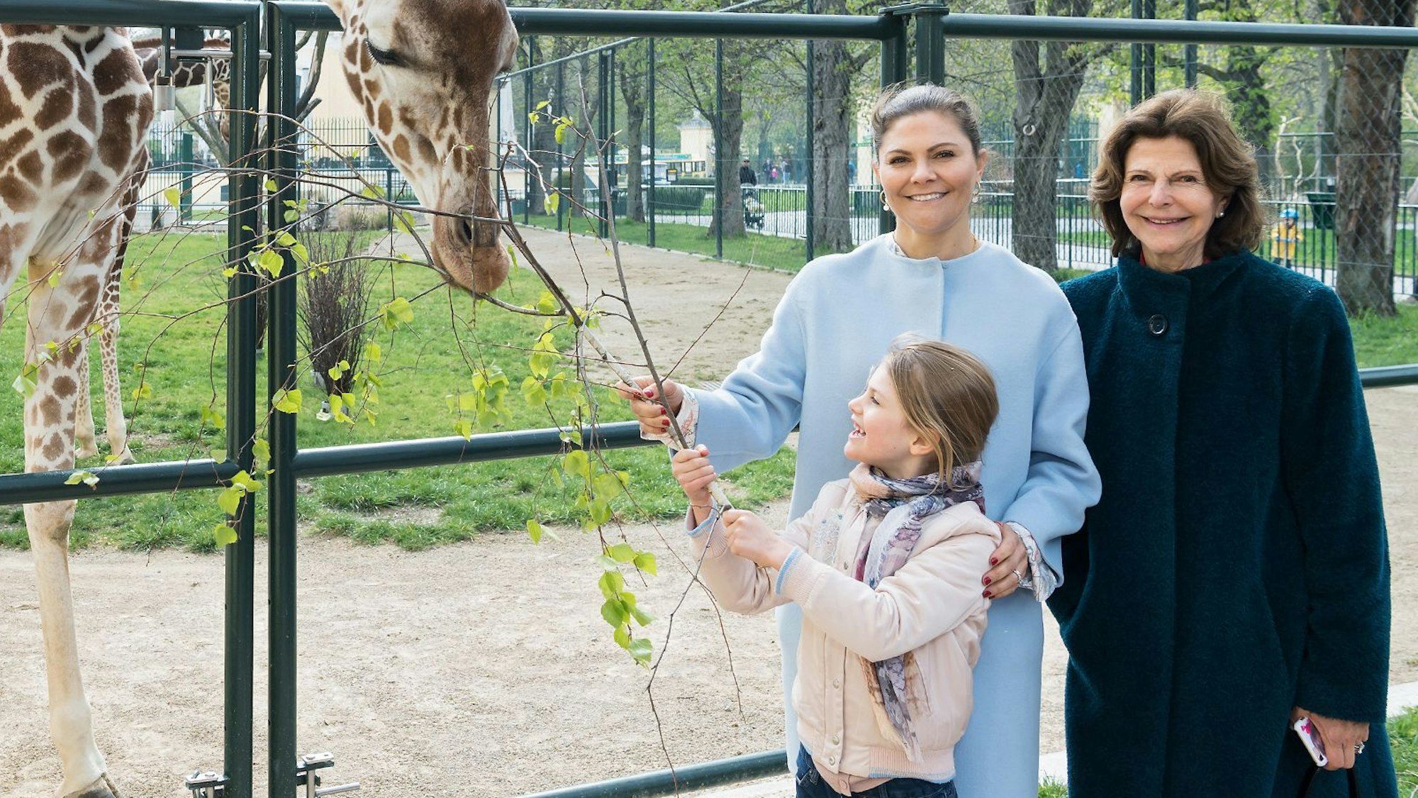 Königin Silvia (r), Kronprinzessin Victoria und Prinzessin Estelle (l) besuchen den Tiergarten Schönbrunn (aufgenommen 2019).