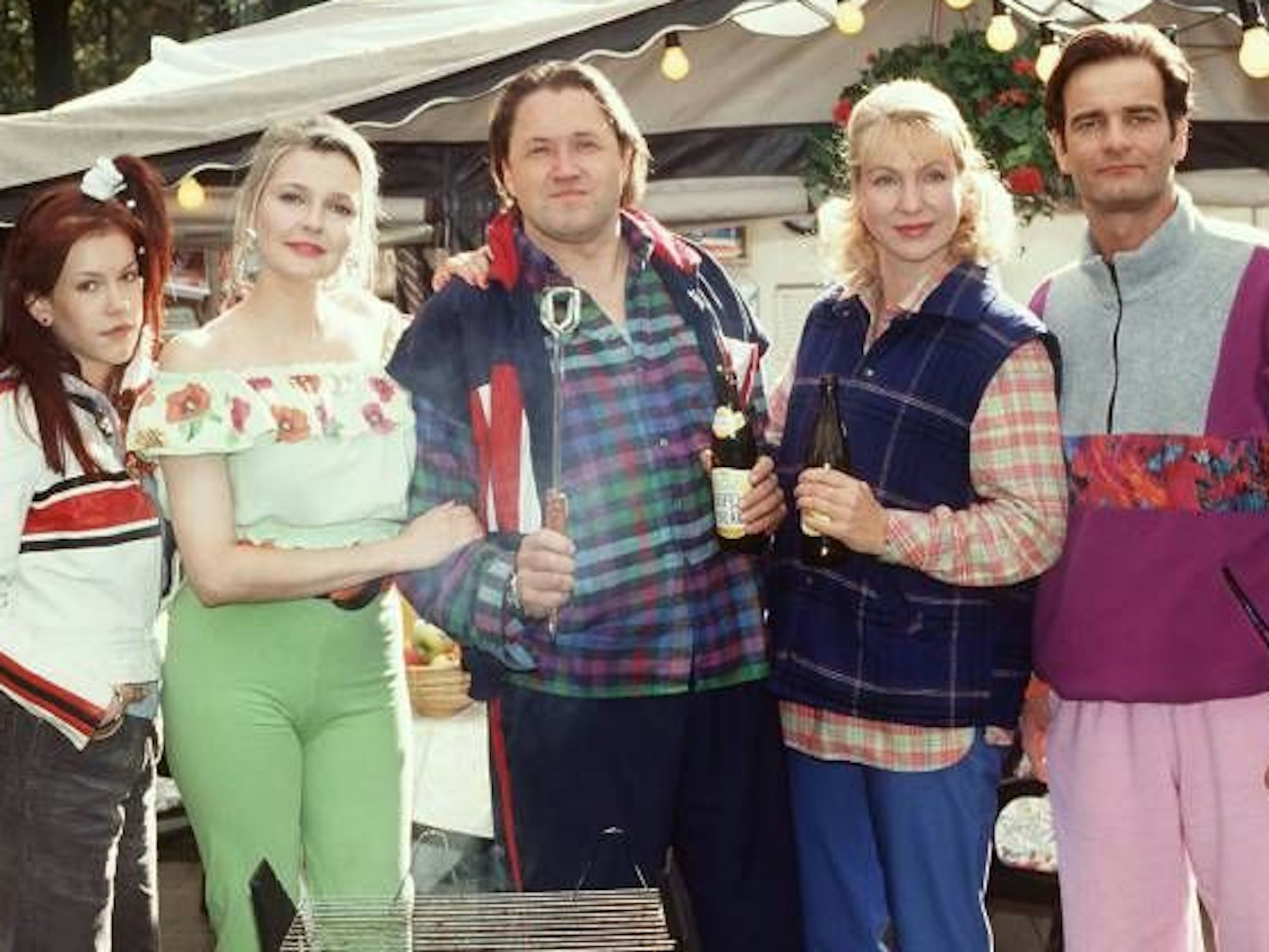 Szene aus der Serie „Die Camper“ (ca. 1997) mit Michael Brandner, Sabine Kaack, Wolke Hegenbarth, Heinrich Schafmeister und Katharina Schubert.