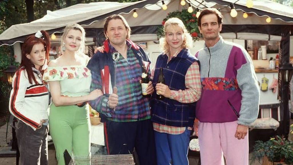Szene aus der Serie „Die Camper“ (ca. 1997) mit Michael Brandner, Sabine Kaack, Wolke Hegenbarth, Heinrich Schafmeister und Katharina Schubert.